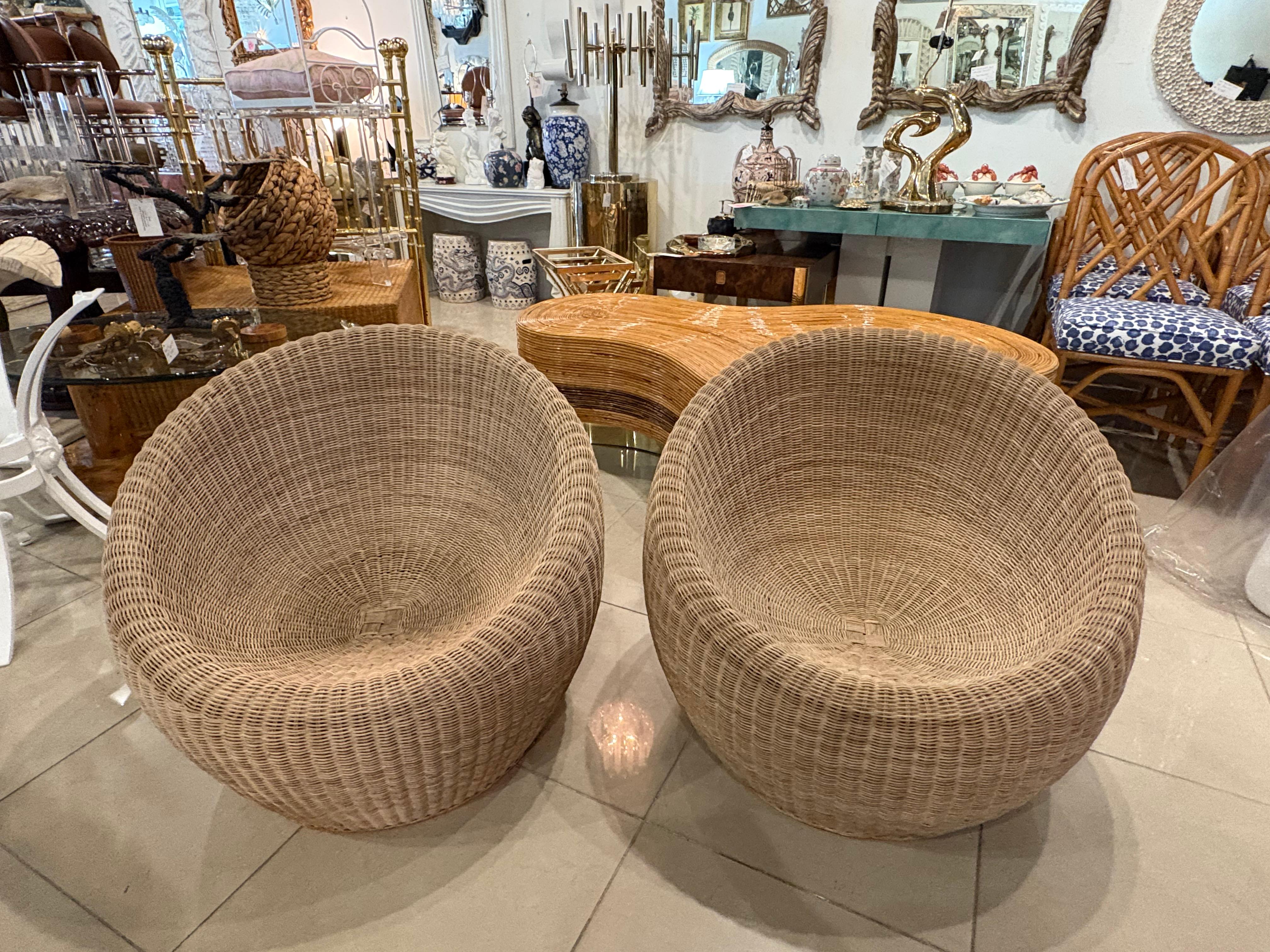 Milieu du XXe siècle Vintage Paire Isamu Kenmochi Chaises longues rondes en rotin tressé Japon en vente