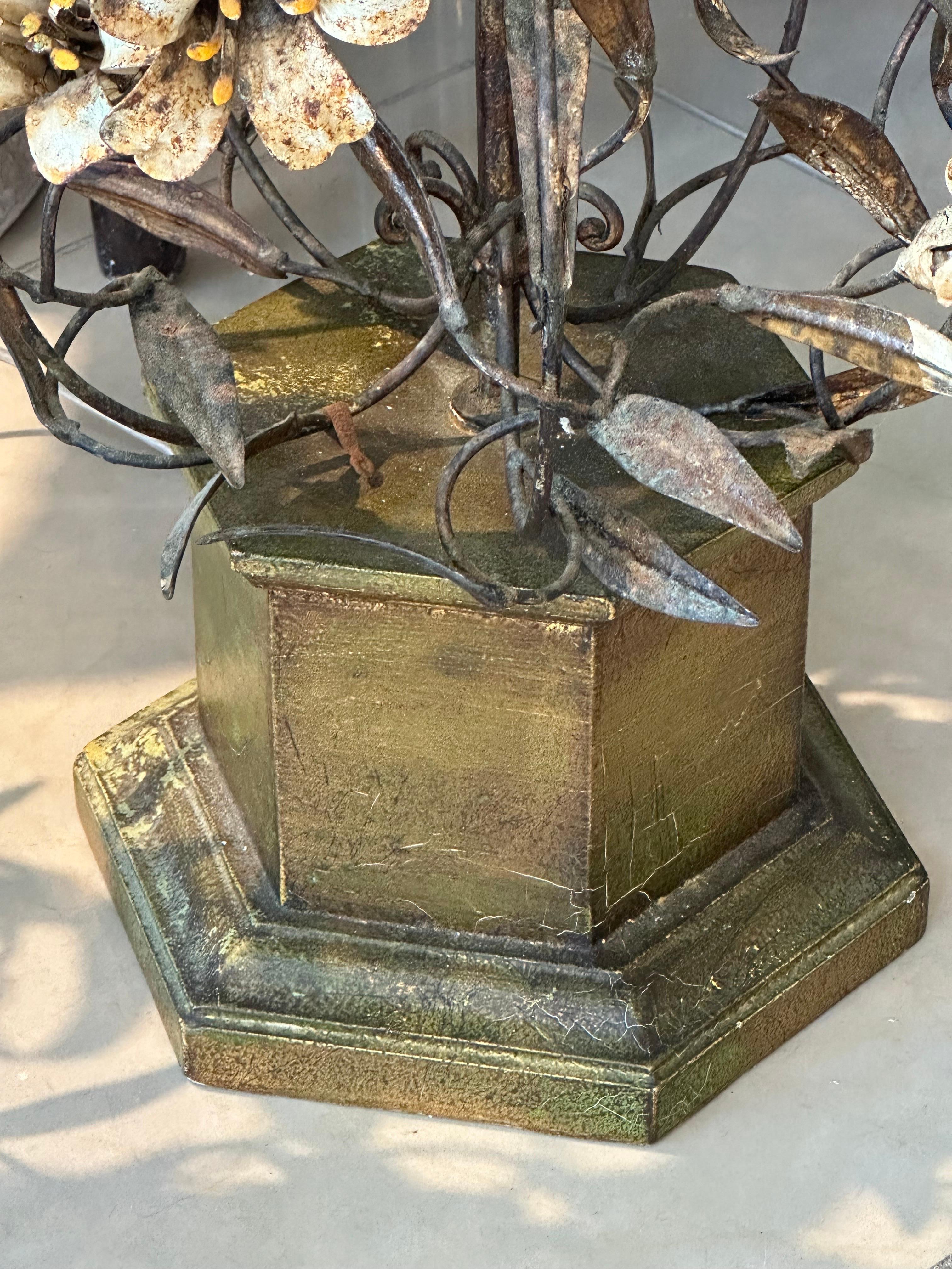 Vintage Pair Italian Tole Metal Urn Flowers Floral Urns Table Lamps Newly Wired In Good Condition In West Palm Beach, FL