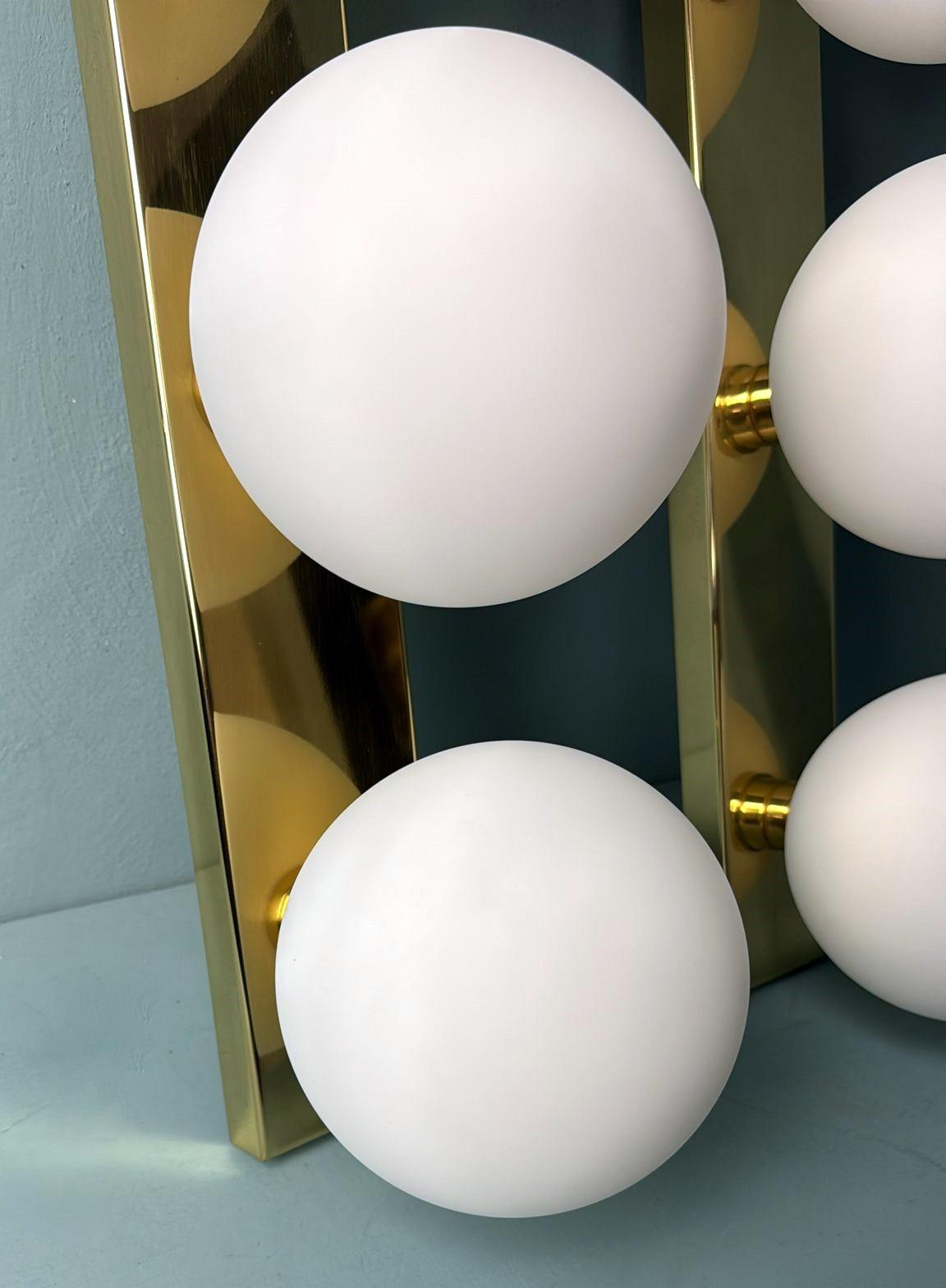Paire d'appliques murales italiennes d'époque  Cadre en laiton et trois globes en verre opalin en vente 2