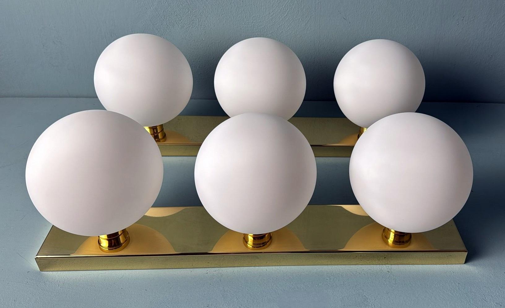 Paire d'appliques murales italiennes d'époque  Cadre en laiton et trois globes en verre opalin en vente 3