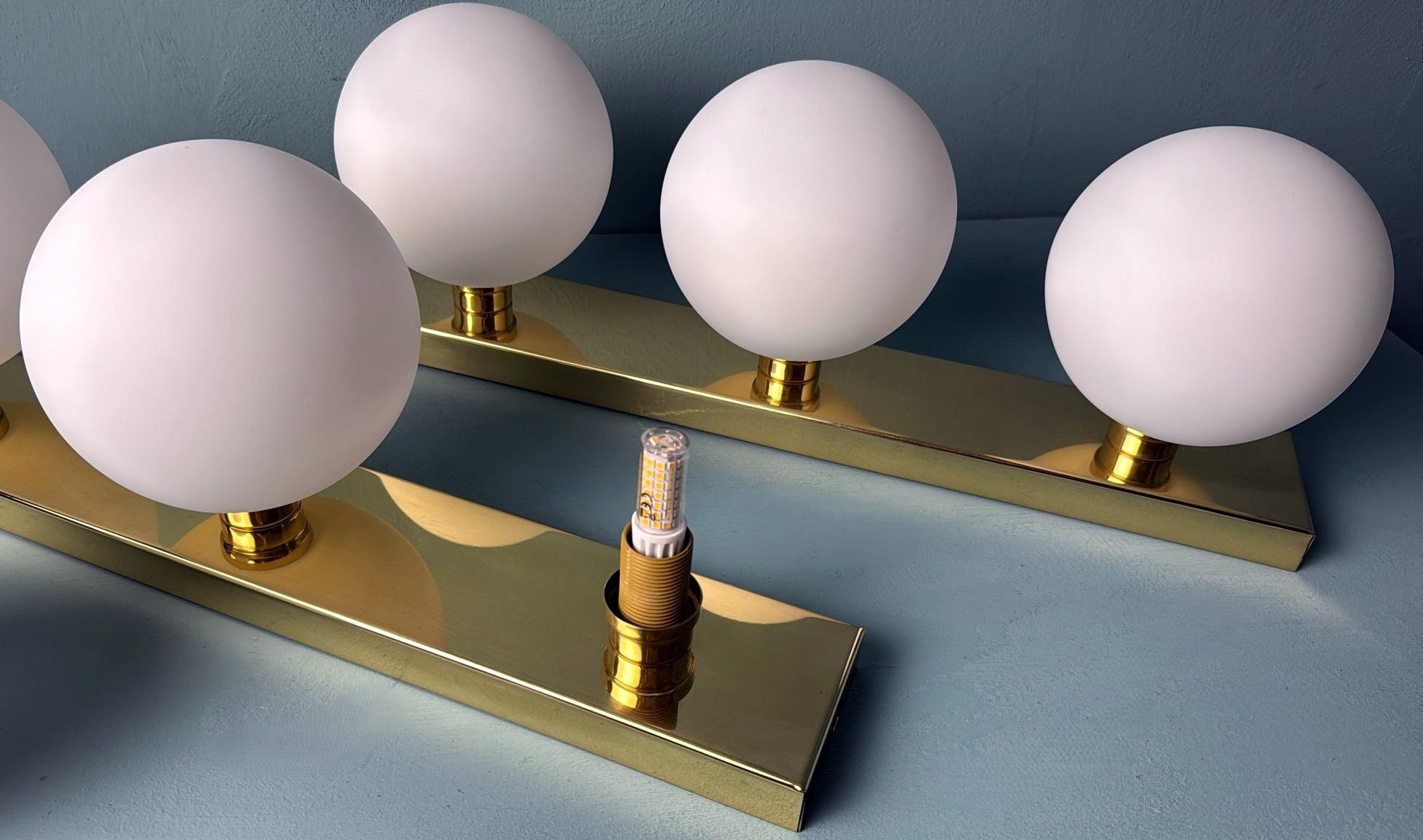 Paire d'appliques murales italiennes d'époque  Cadre en laiton et trois globes en verre opalin en vente 5