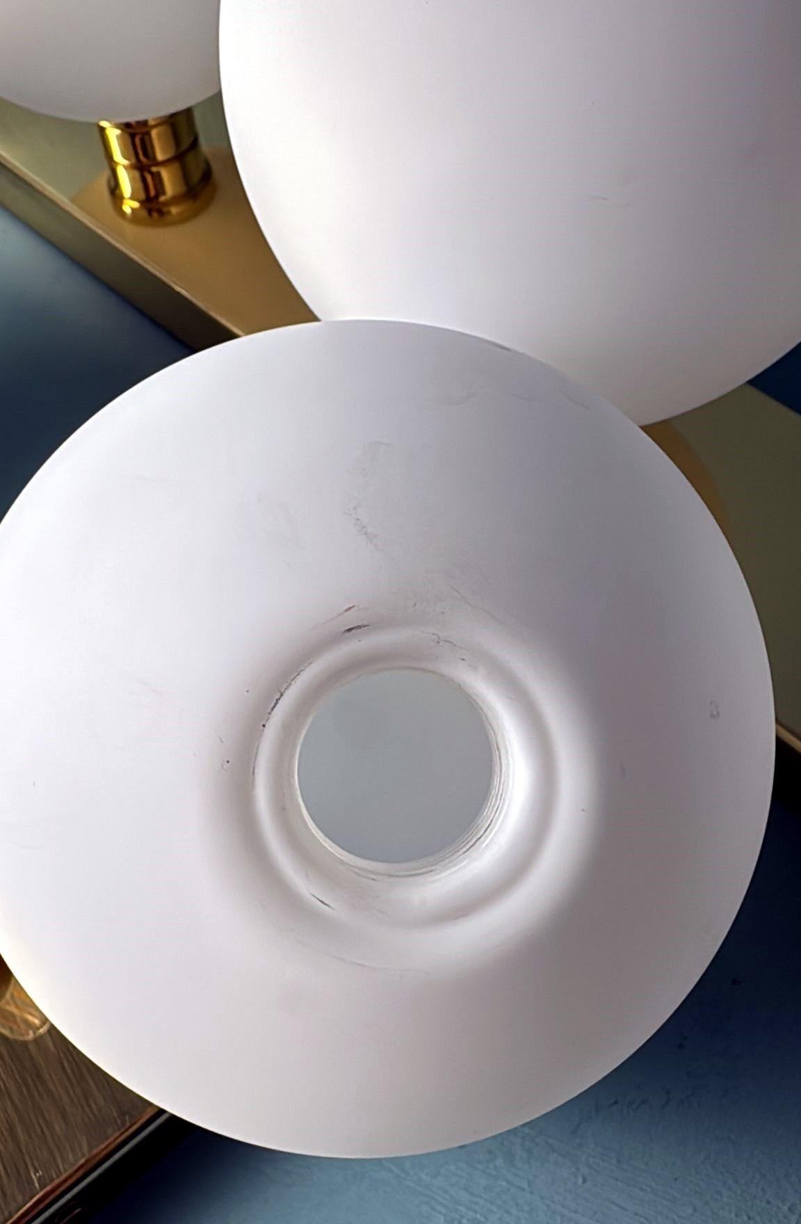 Paire d'appliques murales italiennes d'époque  Cadre en laiton et trois globes en verre opalin en vente 9