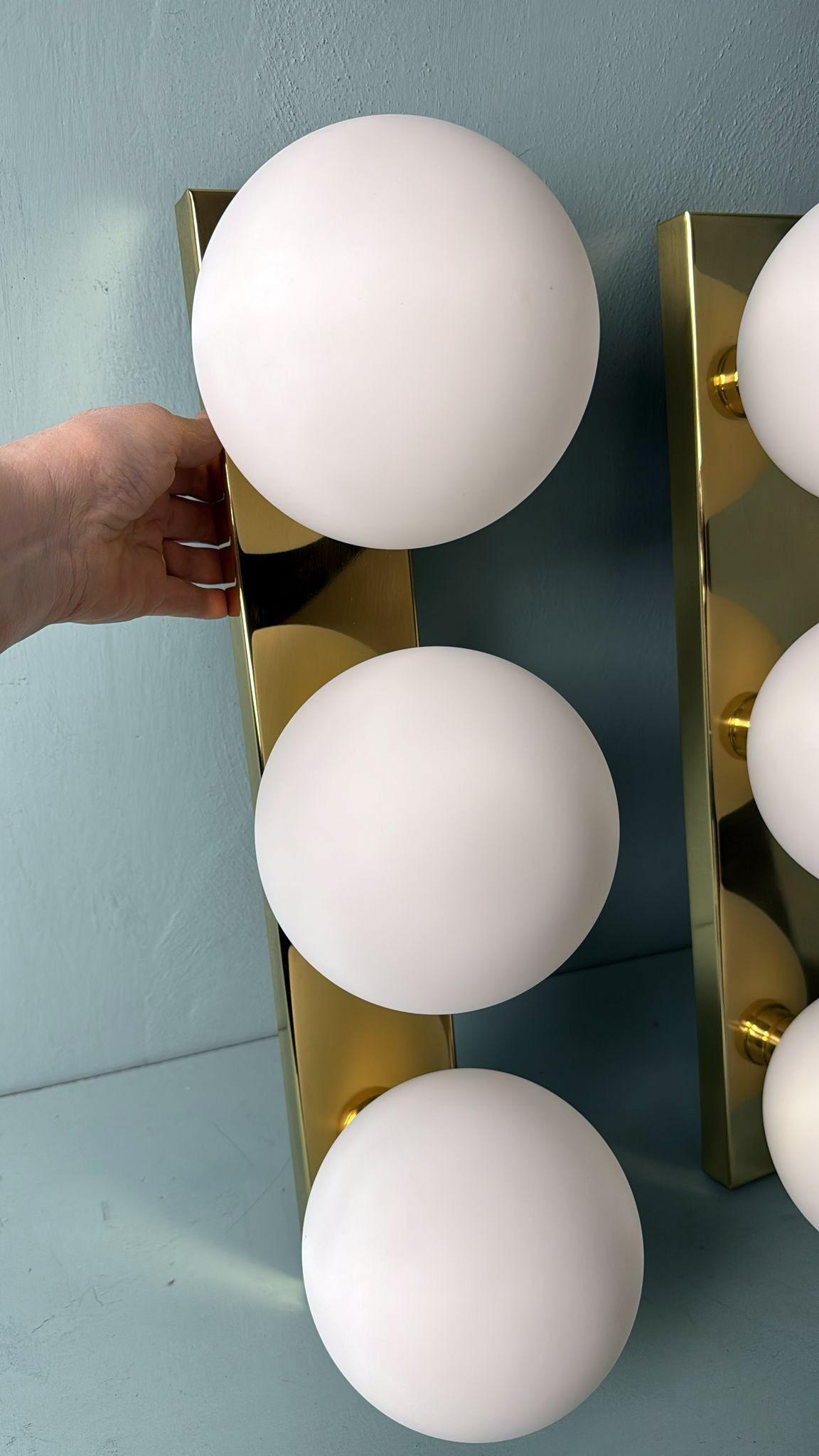 Paire d'appliques murales italiennes d'époque  Cadre en laiton et trois globes en verre opalin en vente 11