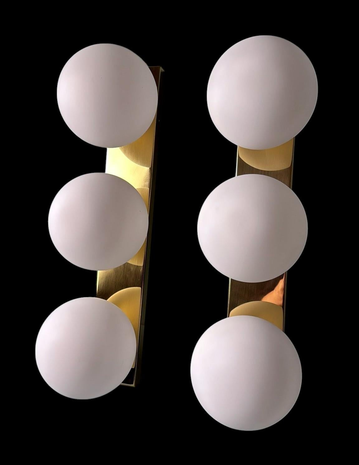 Poli Paire d'appliques murales italiennes d'époque  Cadre en laiton et trois globes en verre opalin en vente