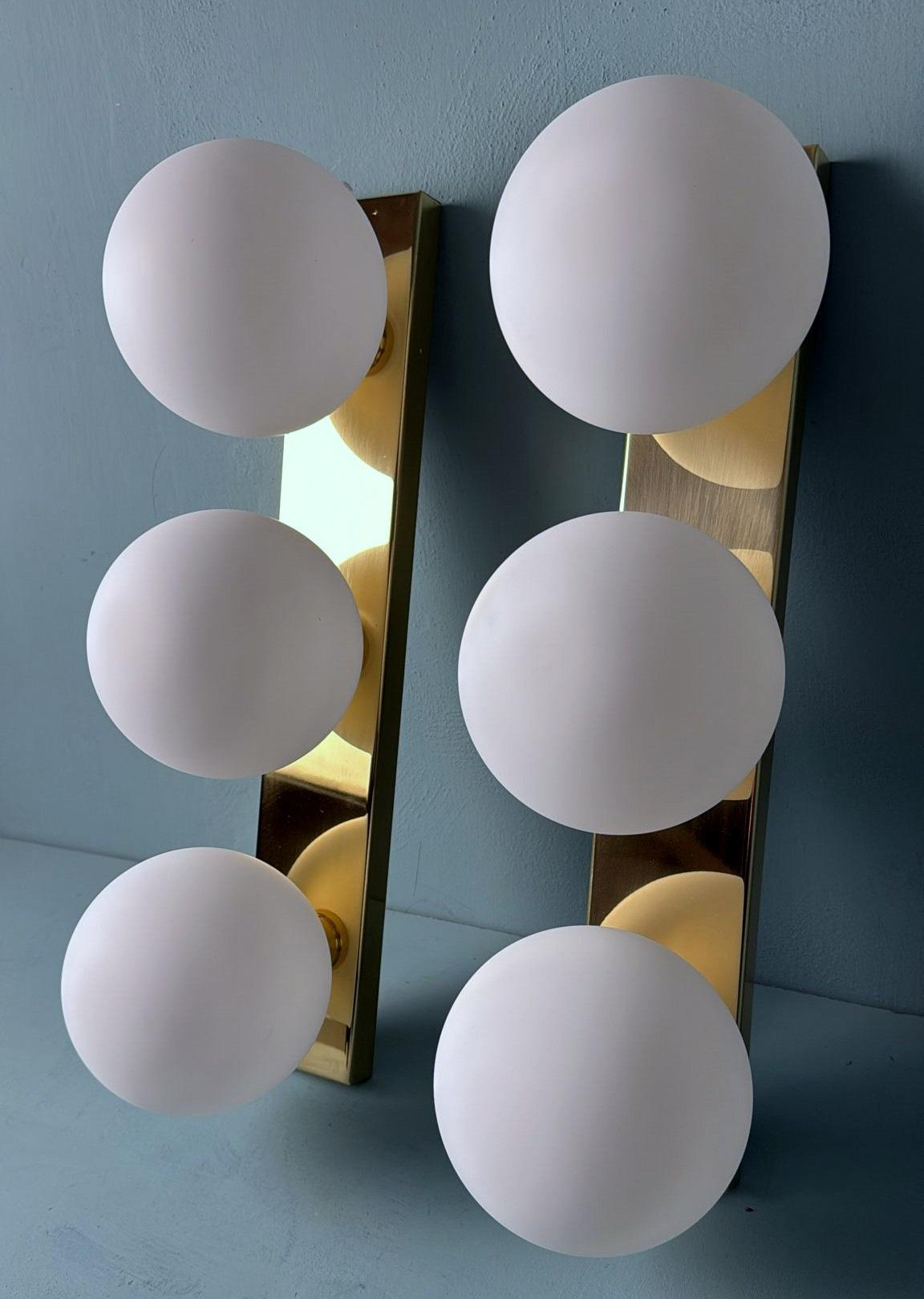 Paire d'appliques murales italiennes d'époque  Cadre en laiton et trois globes en verre opalin Bon état - En vente à Prato, Tuscany
