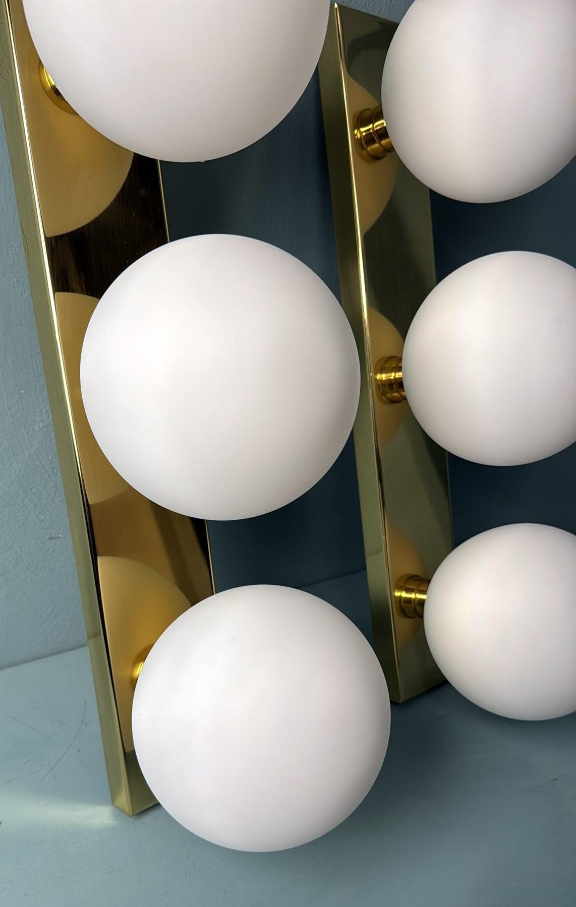 Laiton Paire d'appliques murales italiennes d'époque  Cadre en laiton et trois globes en verre opalin en vente