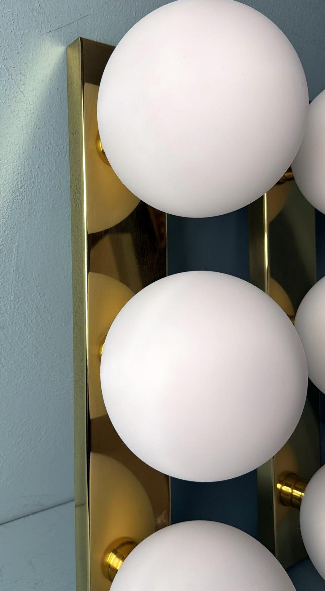 Paire d'appliques murales italiennes d'époque  Cadre en laiton et trois globes en verre opalin en vente 1