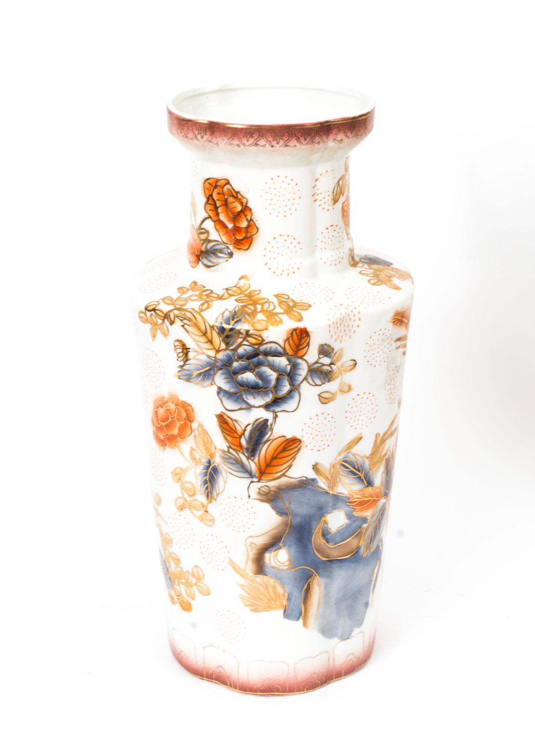 Vintage Pair of Japanese Imari Hand Painted Porcelain Vases, Mid-20th Century 1