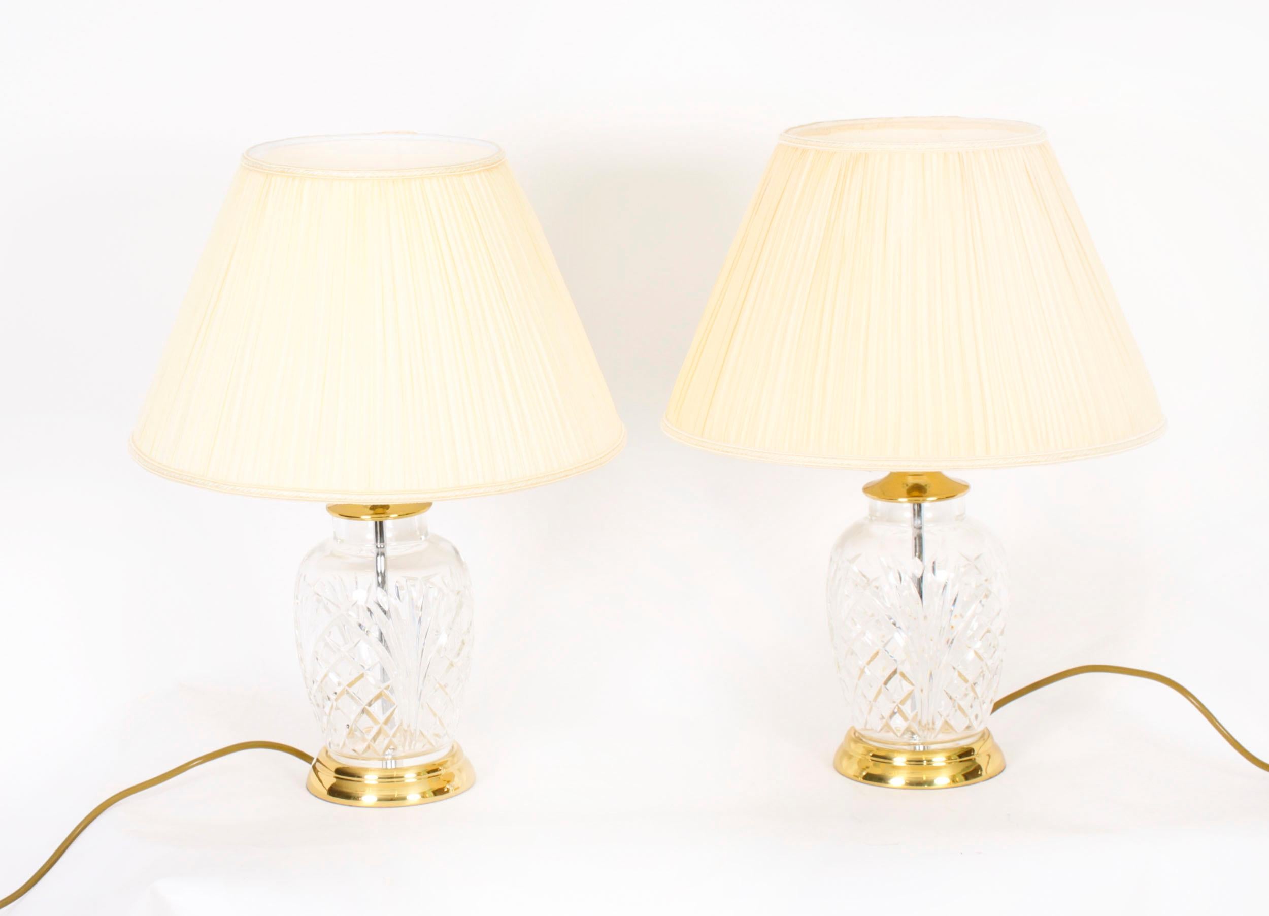 Il s'agit d'une impressionnante paire de lampes de table en cristal taillé de style Waterford 'Blenheim', datant de la fin du 20ème siècle.

Chaque lampe est dotée d'un corps classique en forme de globe taillé en diamant et d'une lampe à