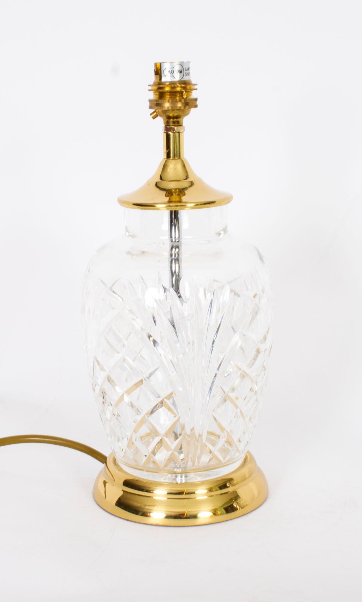 Paire de grandes lampes de bureau en verre taillé 20ème siècle Bon état - En vente à London, GB