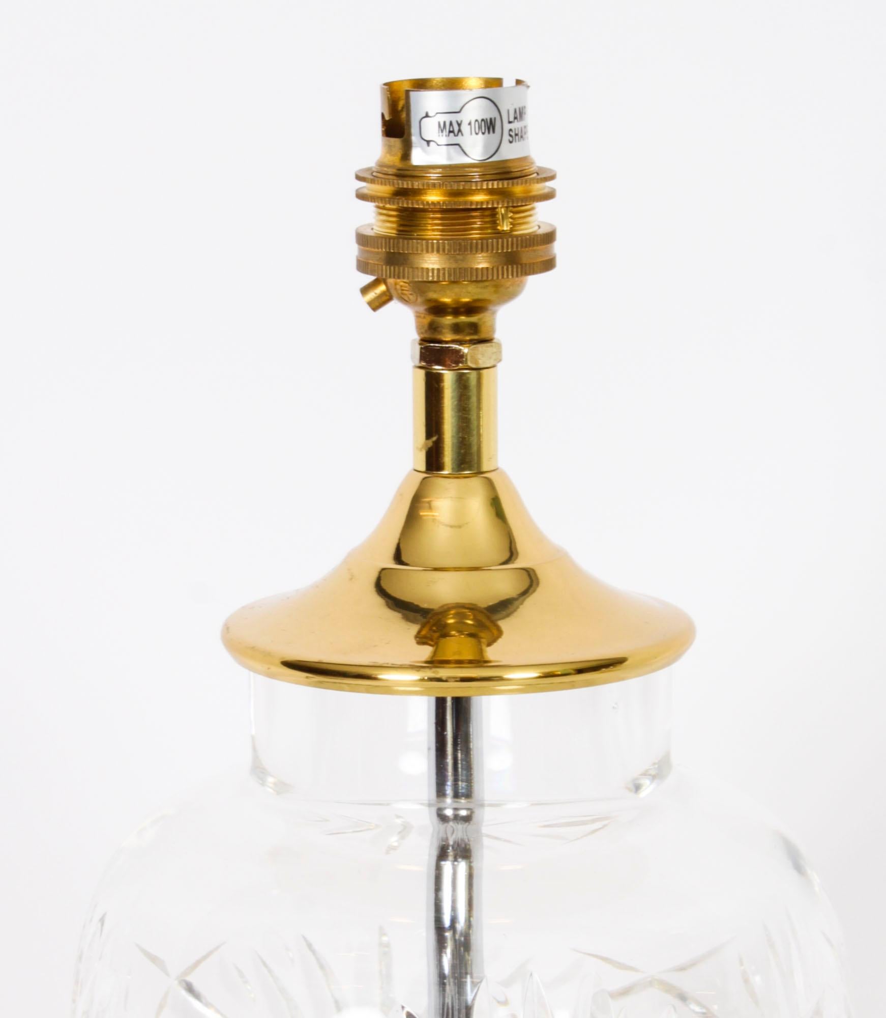 20ième siècle Paire de grandes lampes de bureau en verre taillé 20ème siècle en vente