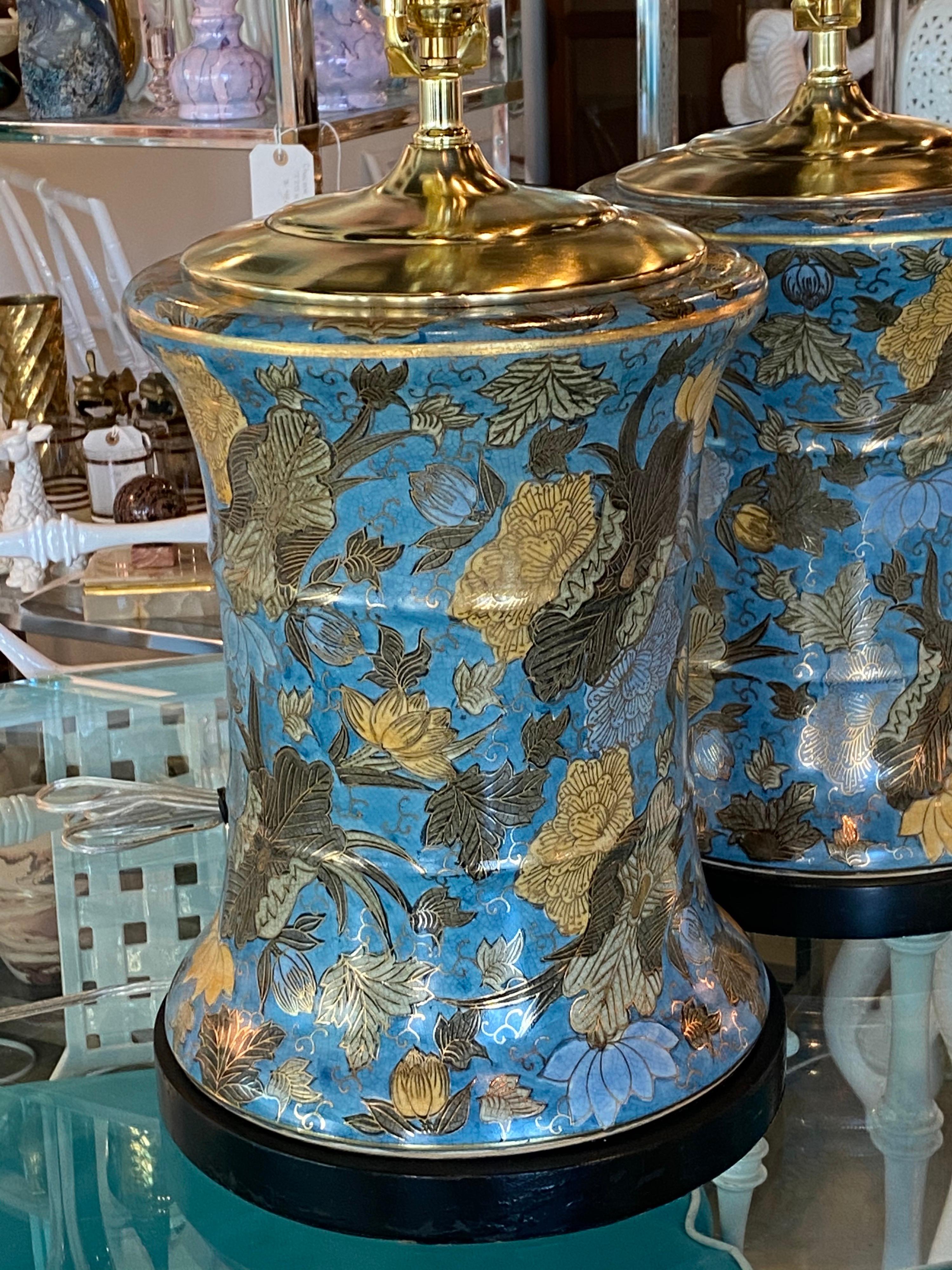 Paar große blaue Chinoiserie-Tischlampen aus Porzellan mit Blumenmuster, neu verkabelt, Vintage im Angebot 5