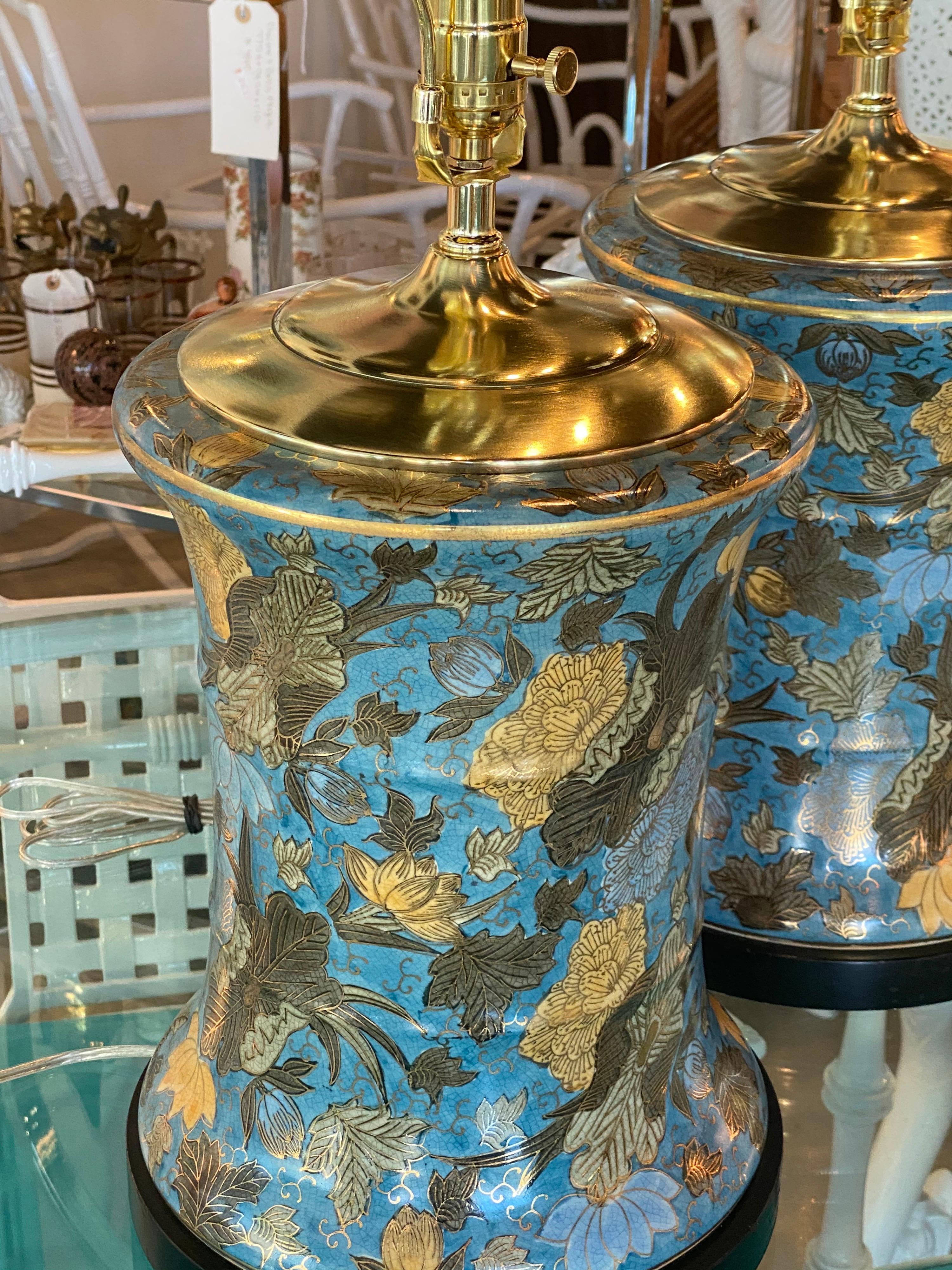 Paar große blaue Chinoiserie-Tischlampen aus Porzellan mit Blumenmuster, neu verkabelt, Vintage im Angebot 8