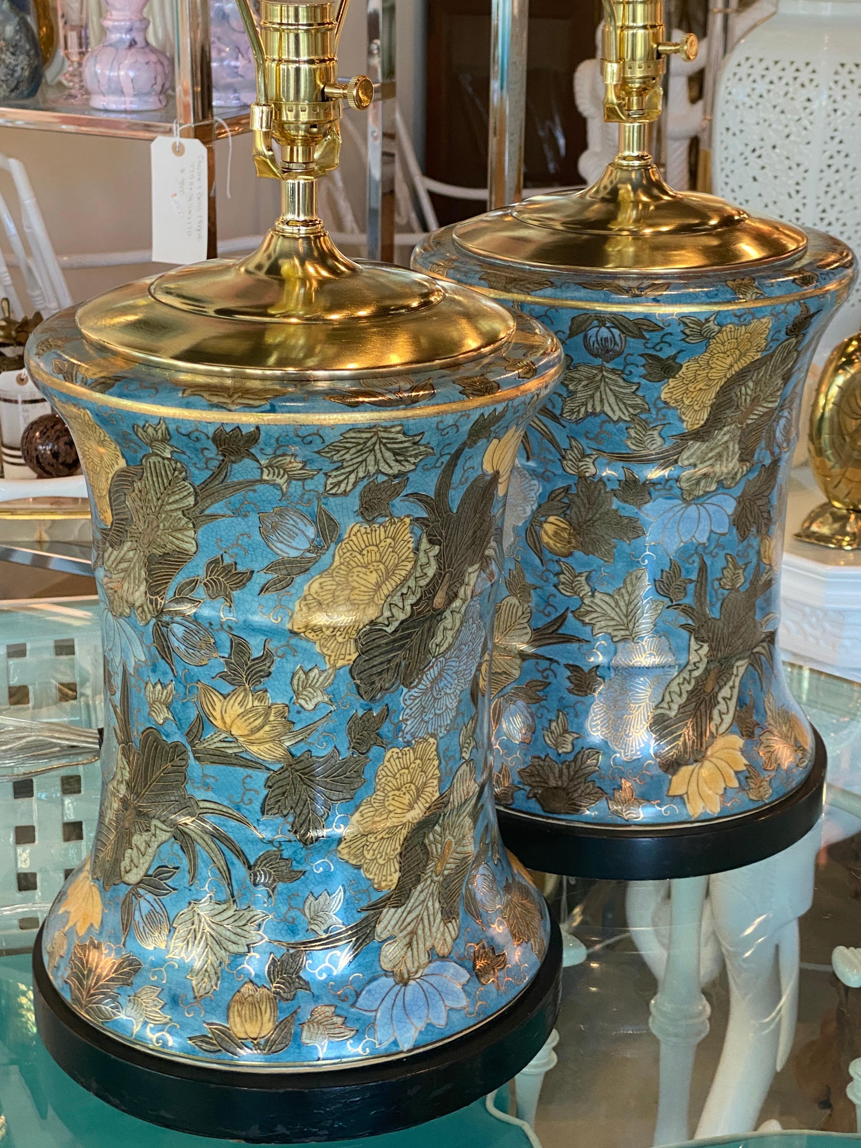 Paar große blaue Chinoiserie-Tischlampen aus Porzellan mit Blumenmuster, neu verkabelt, Vintage im Angebot 10