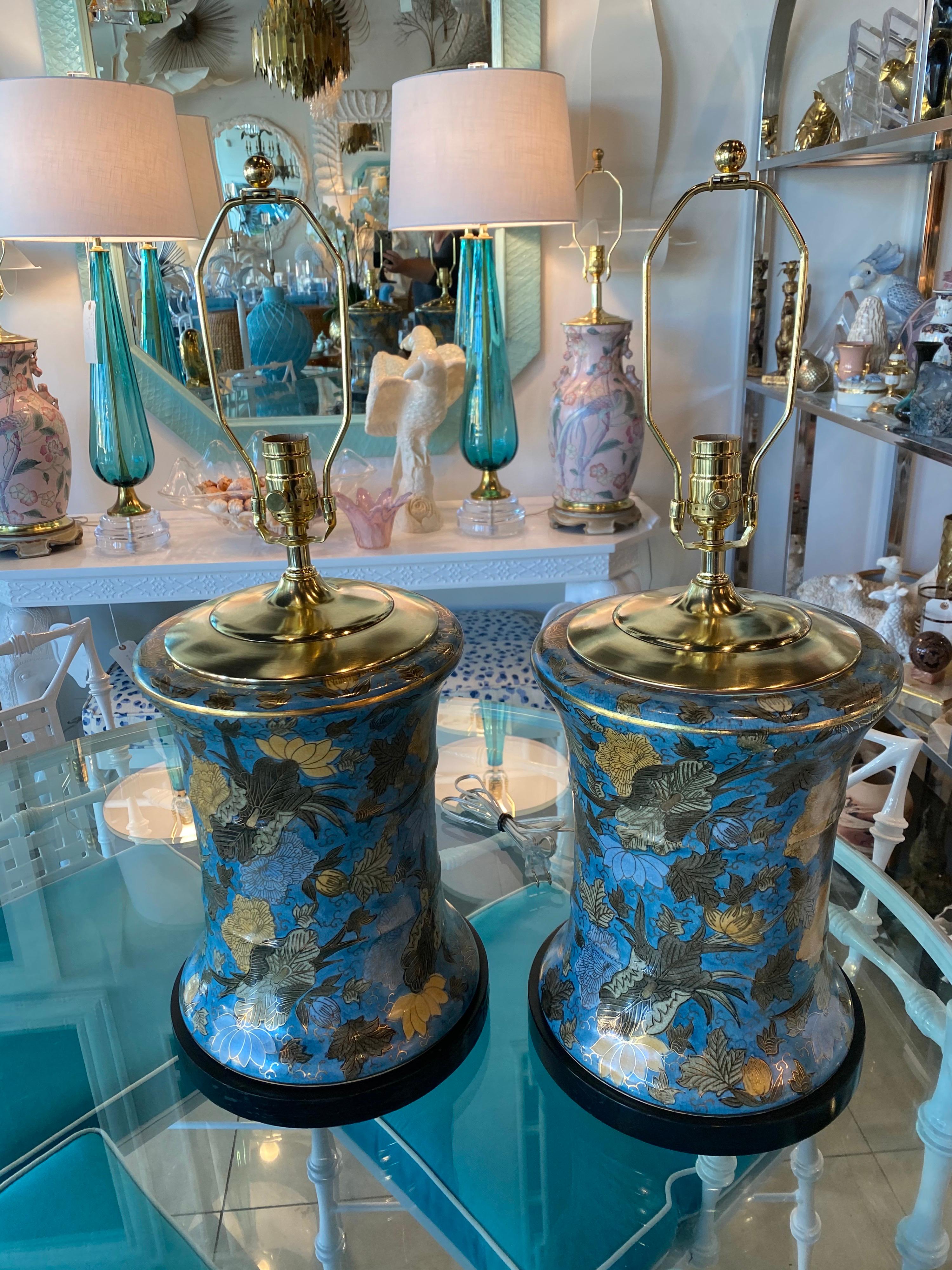 Paar große blaue Chinoiserie-Tischlampen aus Porzellan mit Blumenmuster, neu verkabelt, Vintage (amerikanisch) im Angebot