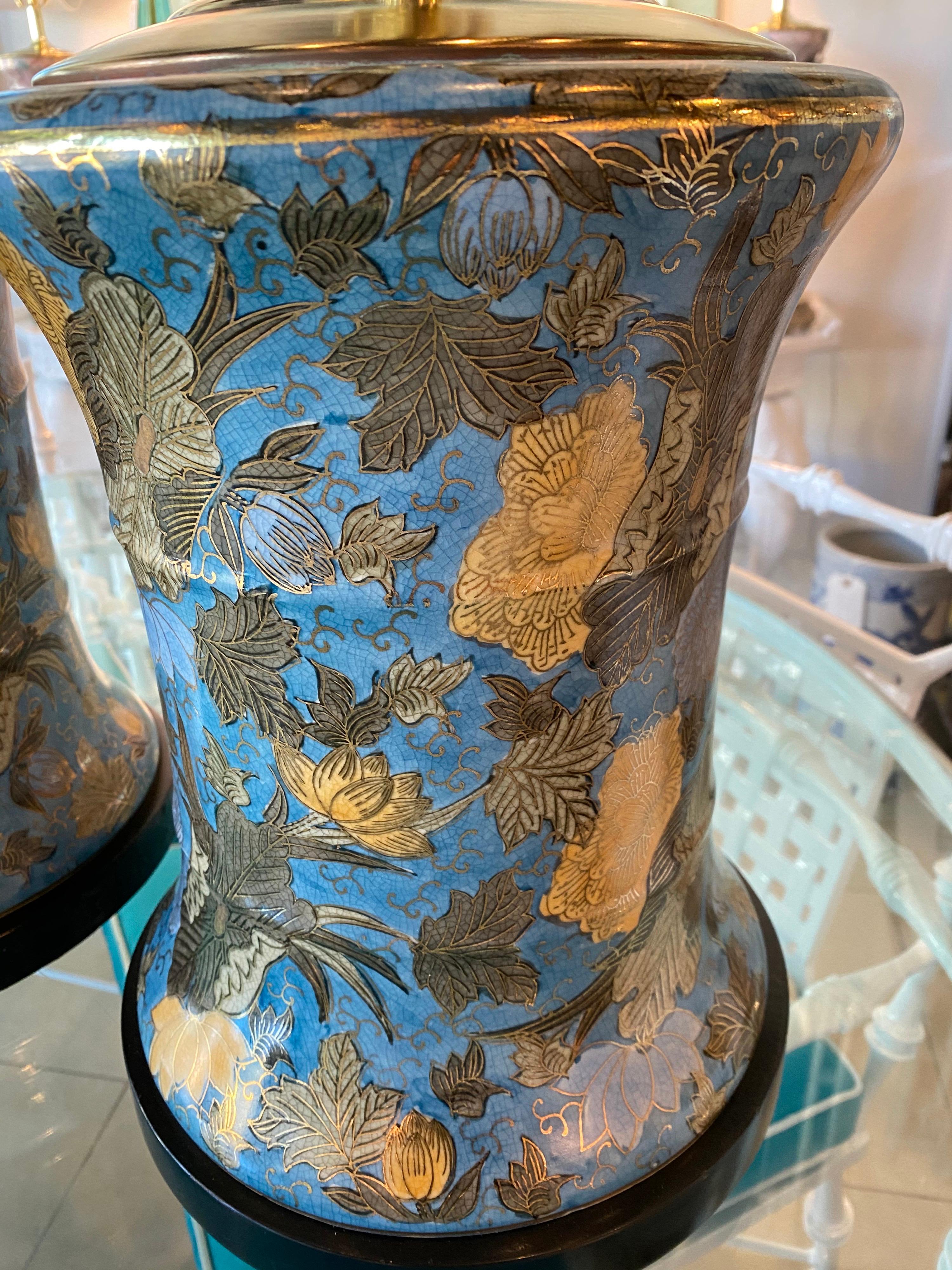 Paar große blaue Chinoiserie-Tischlampen aus Porzellan mit Blumenmuster, neu verkabelt, Vintage im Zustand „Gut“ im Angebot in West Palm Beach, FL
