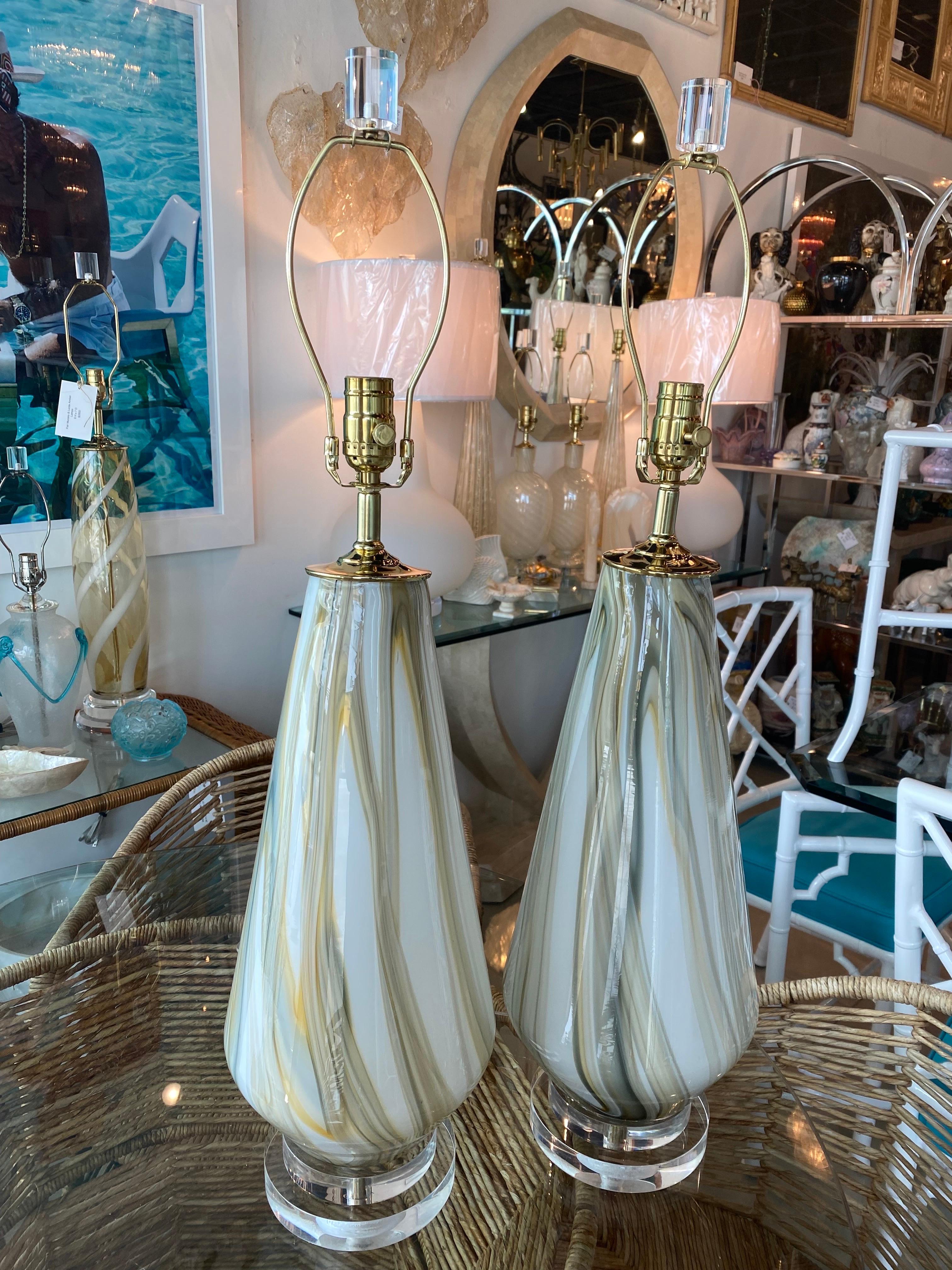 Paire de grandes lampes de bureau vintage en marbre de Murano en verre tourbillonnant en lucite et laiton restaurées  en vente 6