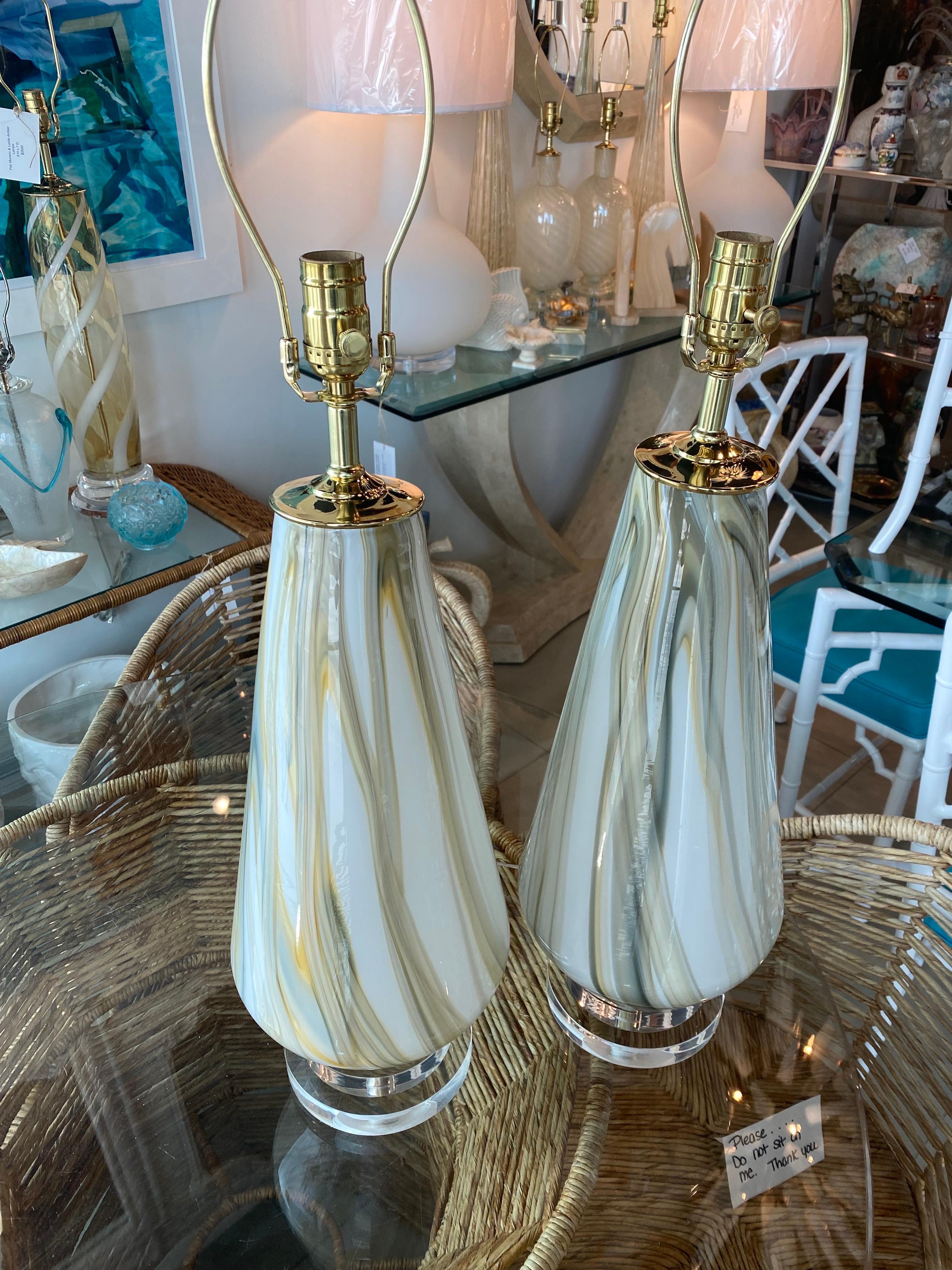 Paire de grandes lampes de bureau vintage en marbre de Murano en verre tourbillonnant en lucite et laiton restaurées  en vente 11