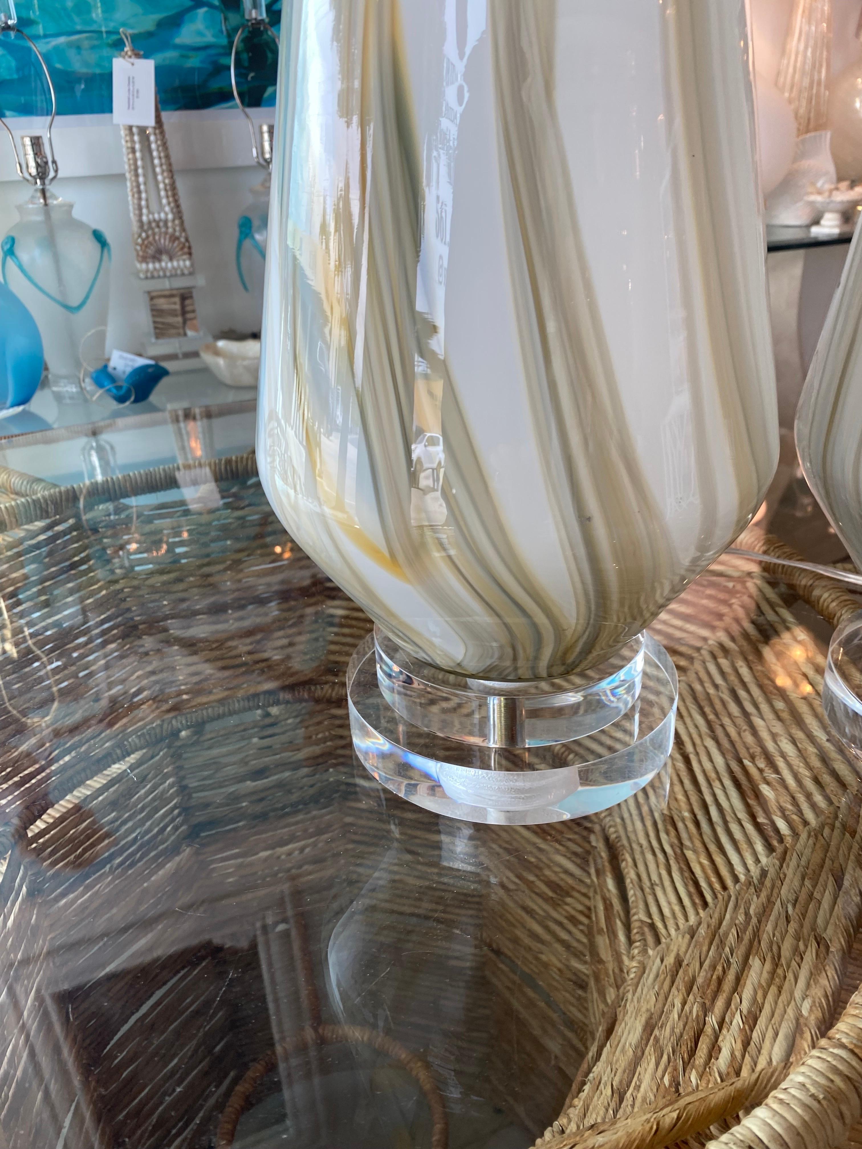 Fin du 20e siècle Paire de grandes lampes de bureau vintage en marbre de Murano en verre tourbillonnant en lucite et laiton restaurées  en vente
