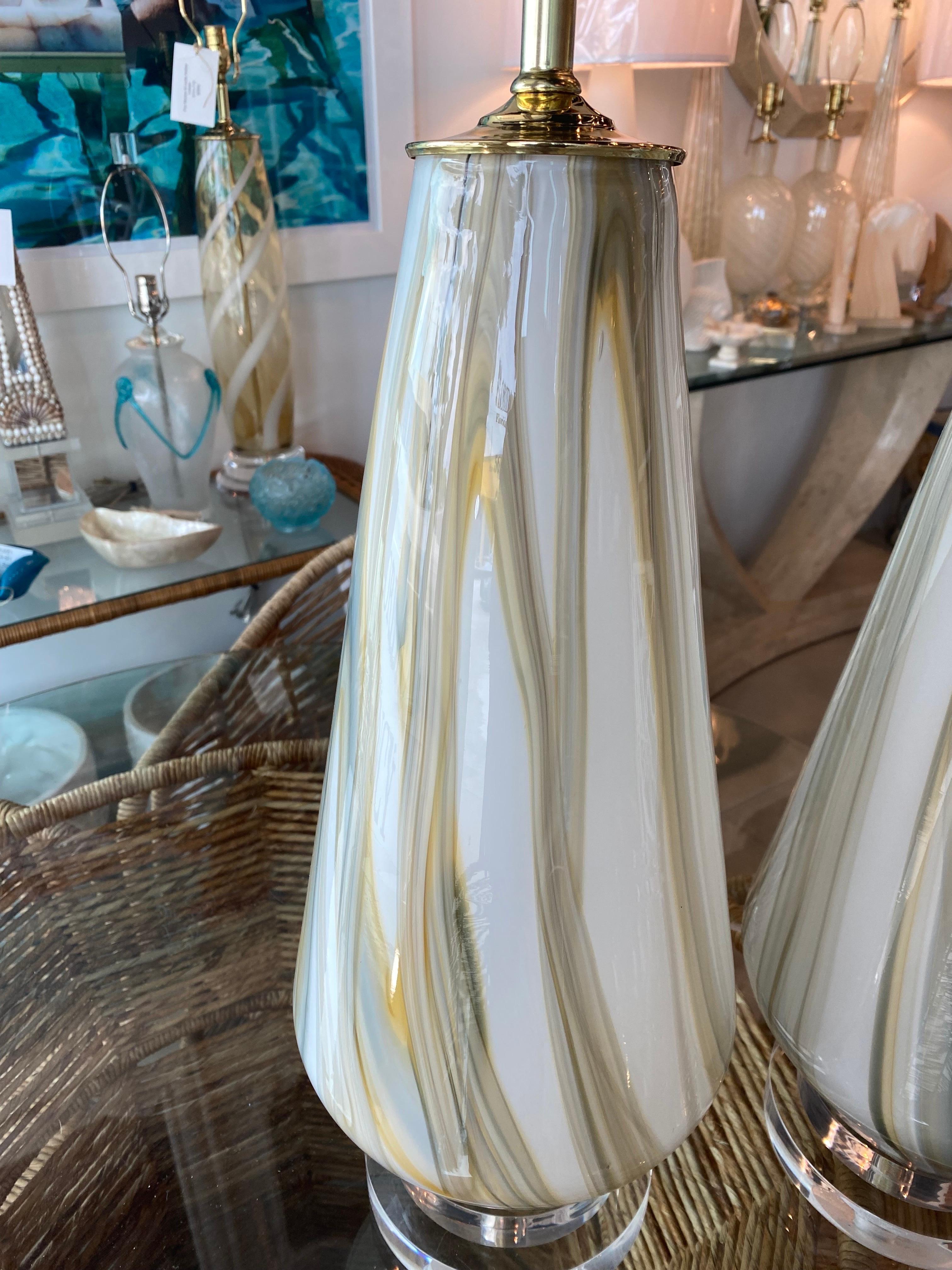 Laiton Paire de grandes lampes de bureau vintage en marbre de Murano en verre tourbillonnant en lucite et laiton restaurées  en vente