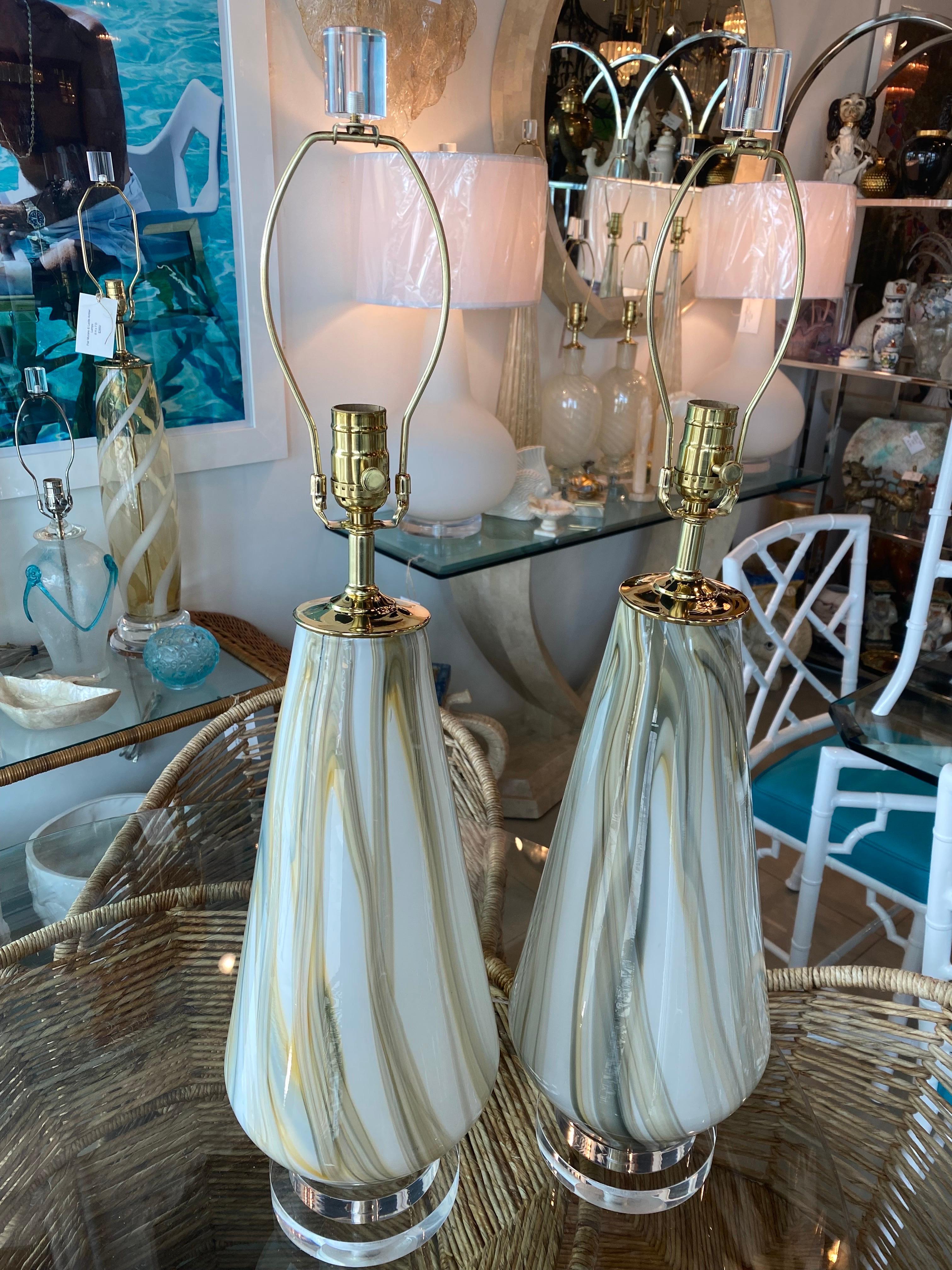 Paire de grandes lampes de bureau vintage en marbre de Murano en verre tourbillonnant en lucite et laiton restaurées  en vente 1