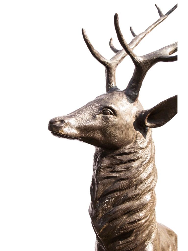 Coppia vintage di statue di cervi in bronzo a grandezza naturale del XX secolo in vendita 1