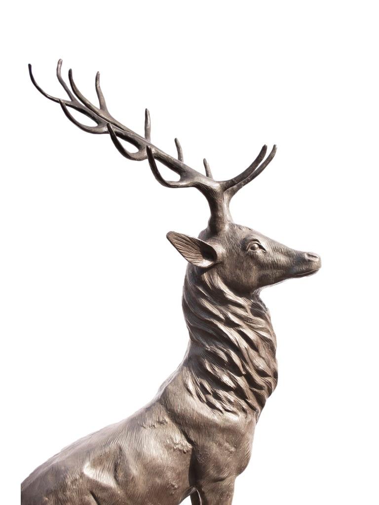 Coppia vintage di statue di cervi in bronzo a grandezza naturale del XX secolo in vendita 3