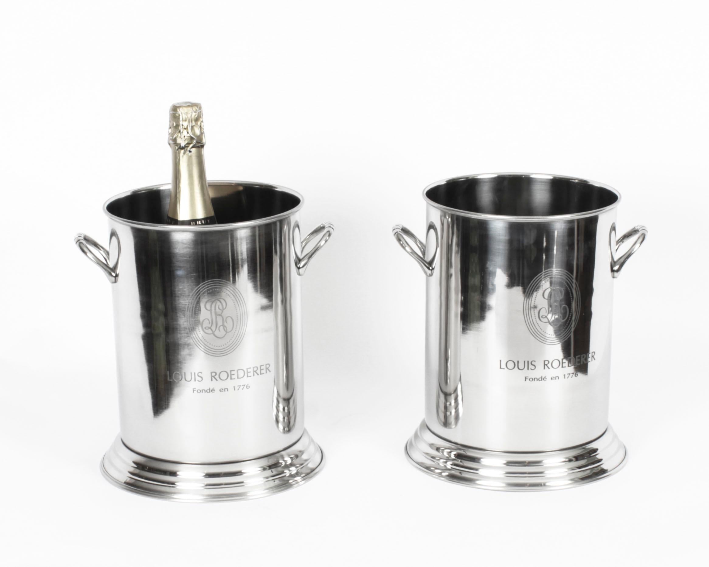 Se trata de un magnífico par de champañeras/vinotecas vintage chapadas en plata. 

Cada uno de ellos está audazmente grabado  Louis Roederer Fonde en 1776 en los laterales con el logotipo LR.

Cada nevera tiene dos asas de transporte y no hay duda