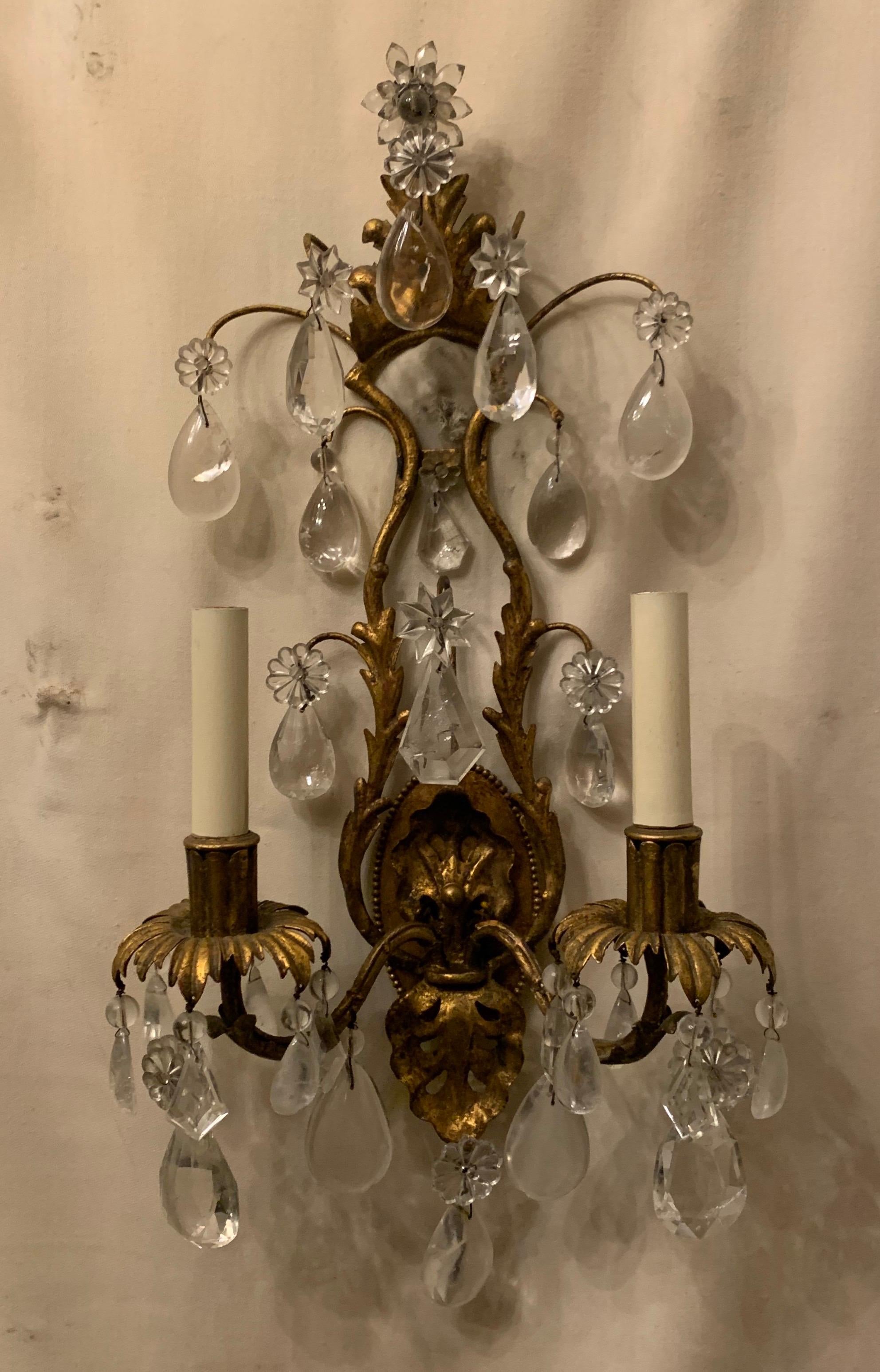 Magnifique paire d'appliques à deux candélabres en cristal de roche et filigrane doré de la Maison Byuès.