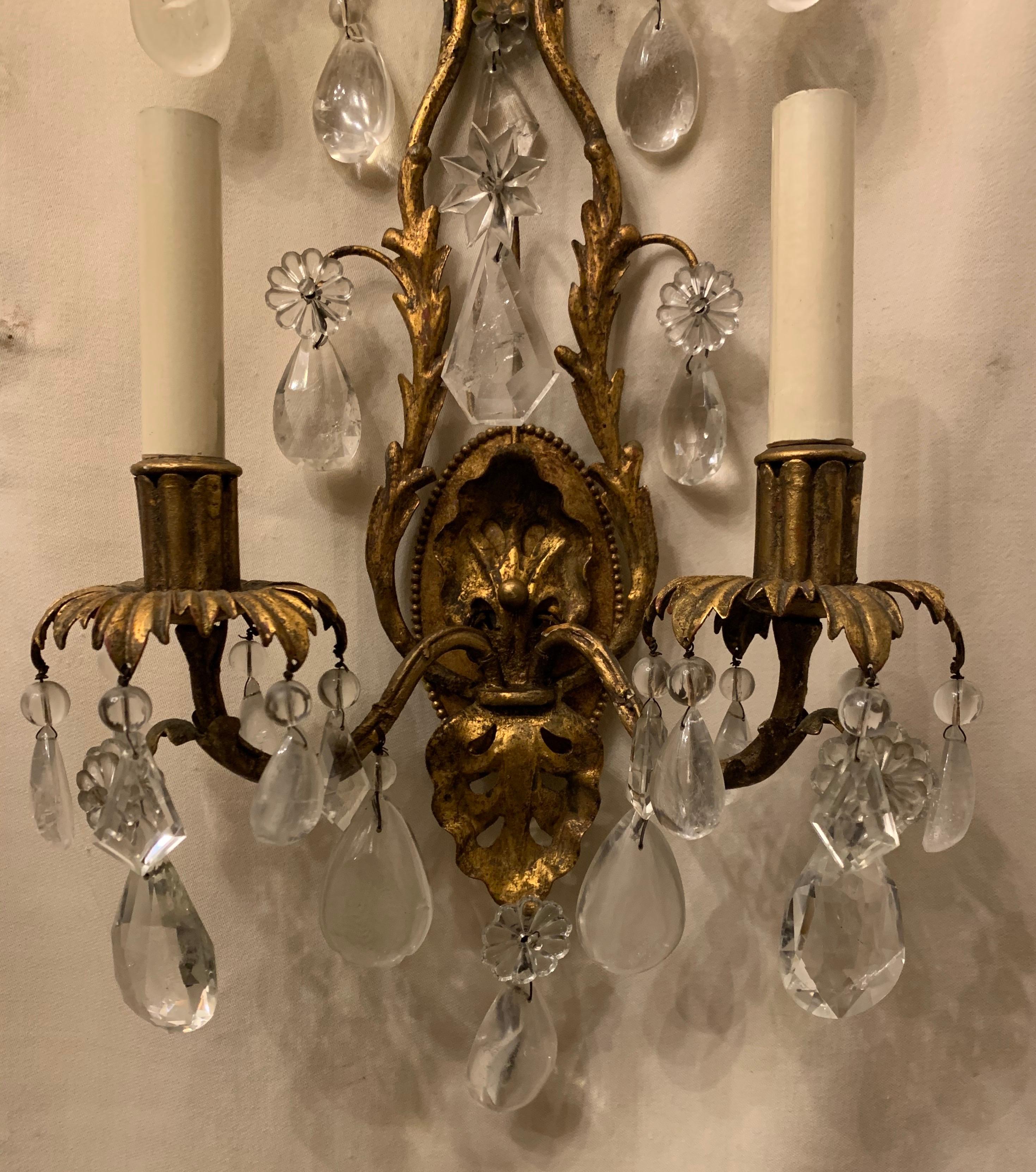 Belle Époque Paire d'appliques vintage à deux lumières en filigrane en cristal de roche doré de la Maison Bagus en vente