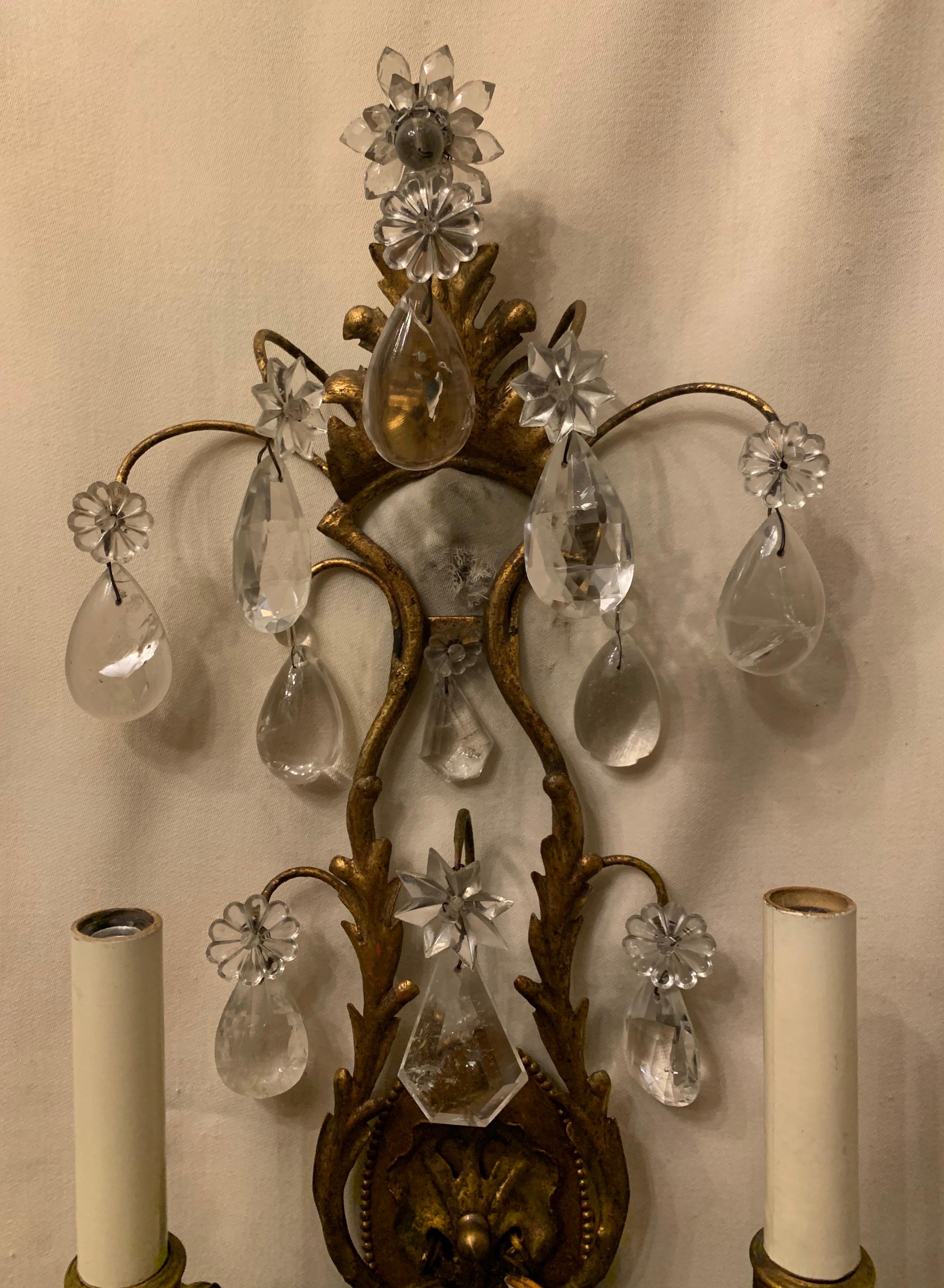 italien Paire d'appliques vintage à deux lumières en filigrane en cristal de roche doré de la Maison Bagus en vente