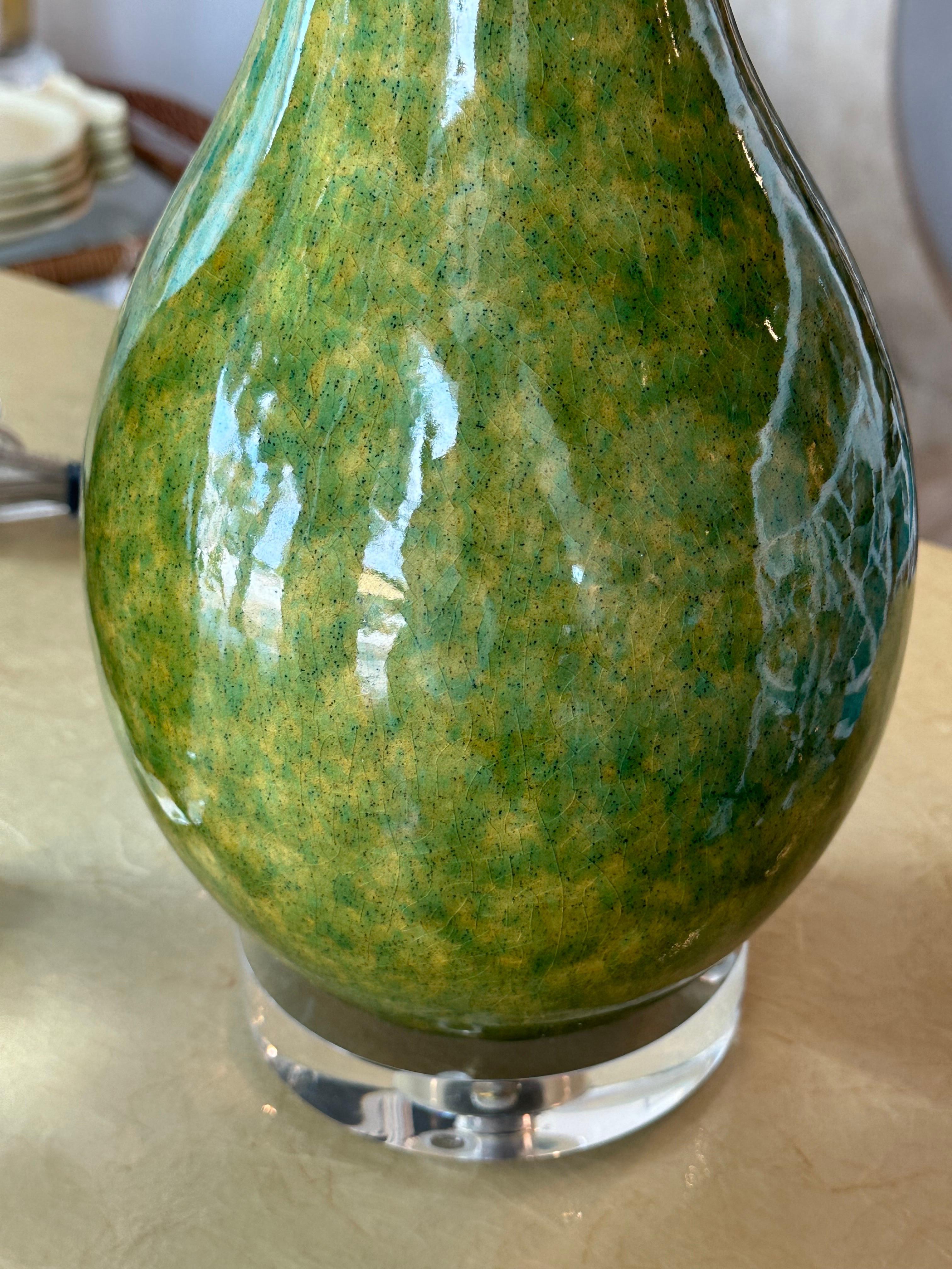 Ein Paar glasierte, grüne Keramik-Tischlampen, Mid-Century Modern, neu verdrahtet im Angebot 5