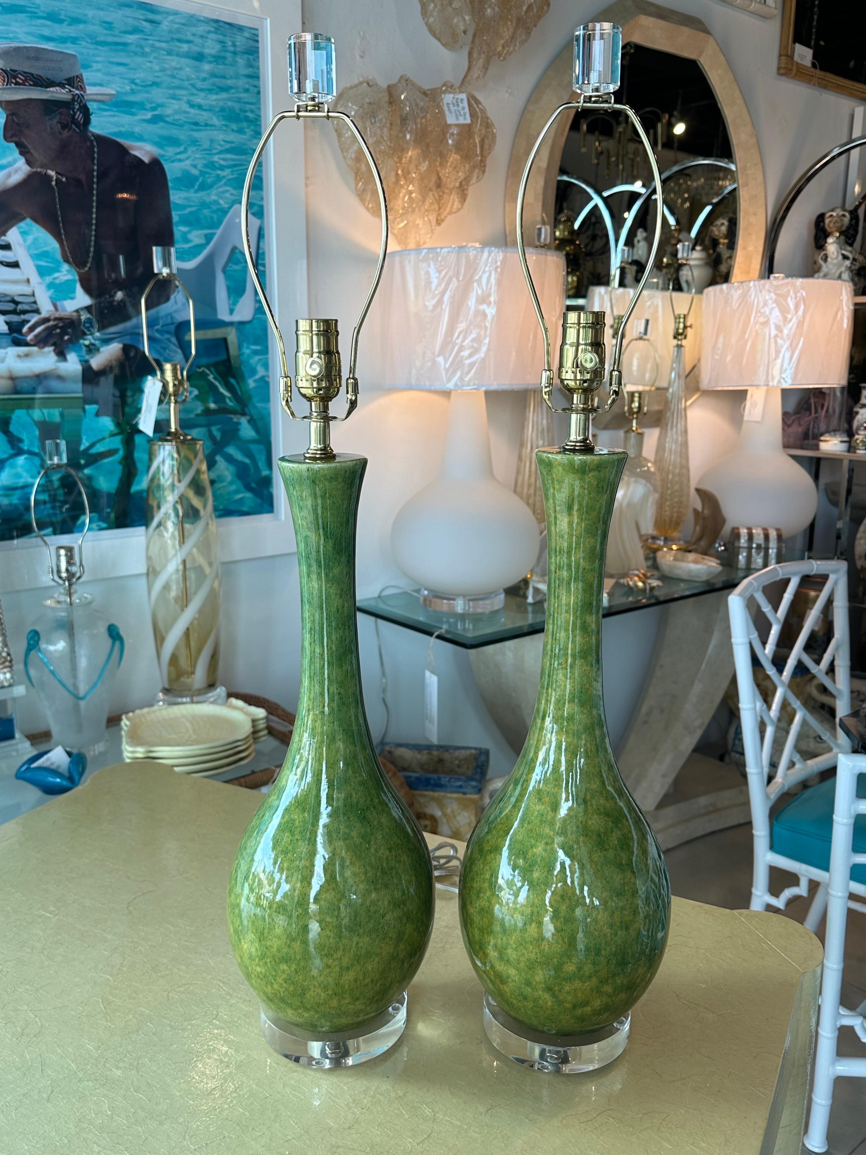 Mid-Century Modern Paire de lampes de bureau vintage en céramique émaillée verte, mi-siècle moderne, nouvellement câblées en vente