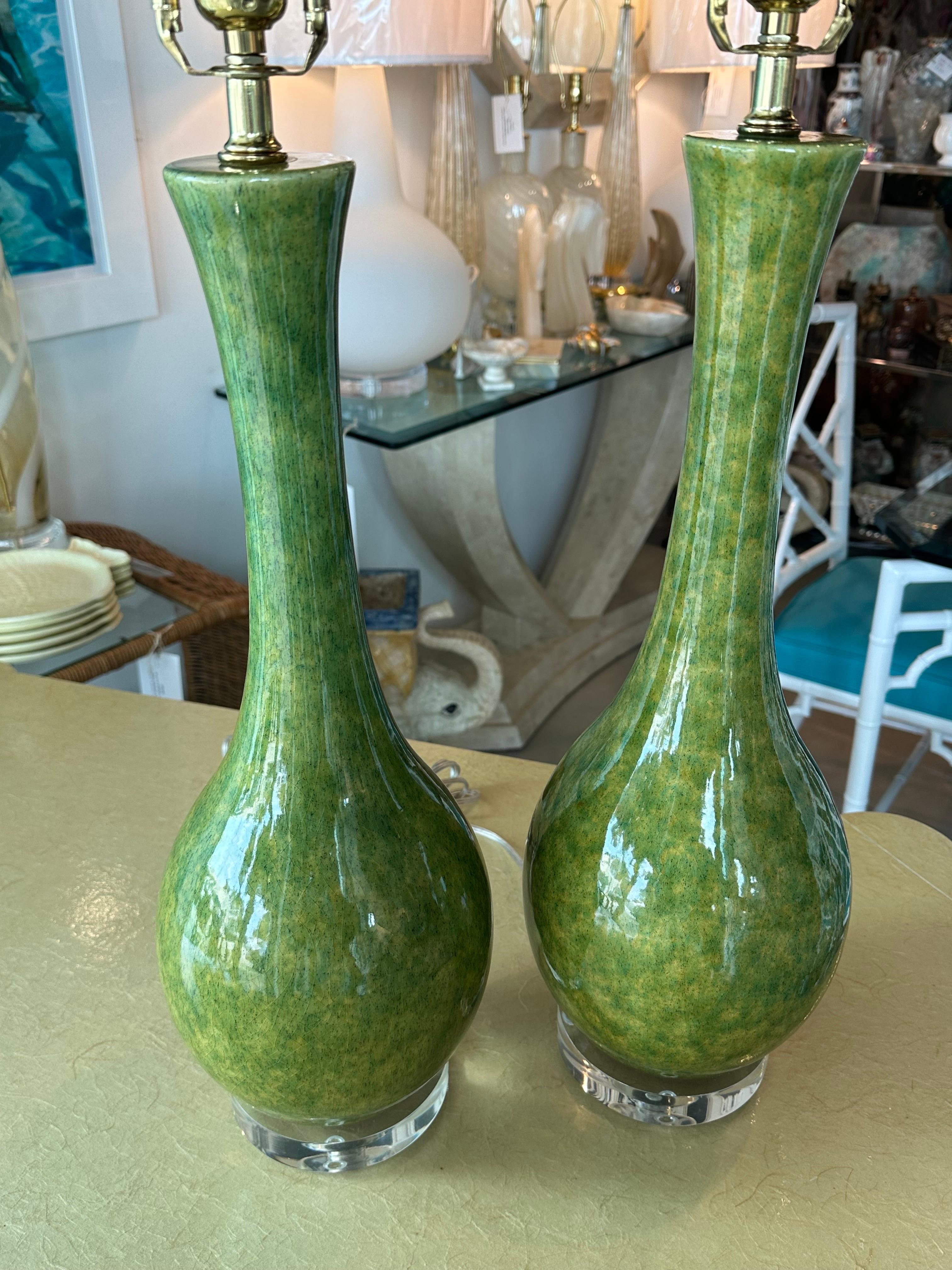 Ein Paar glasierte, grüne Keramik-Tischlampen, Mid-Century Modern, neu verdrahtet (amerikanisch) im Angebot