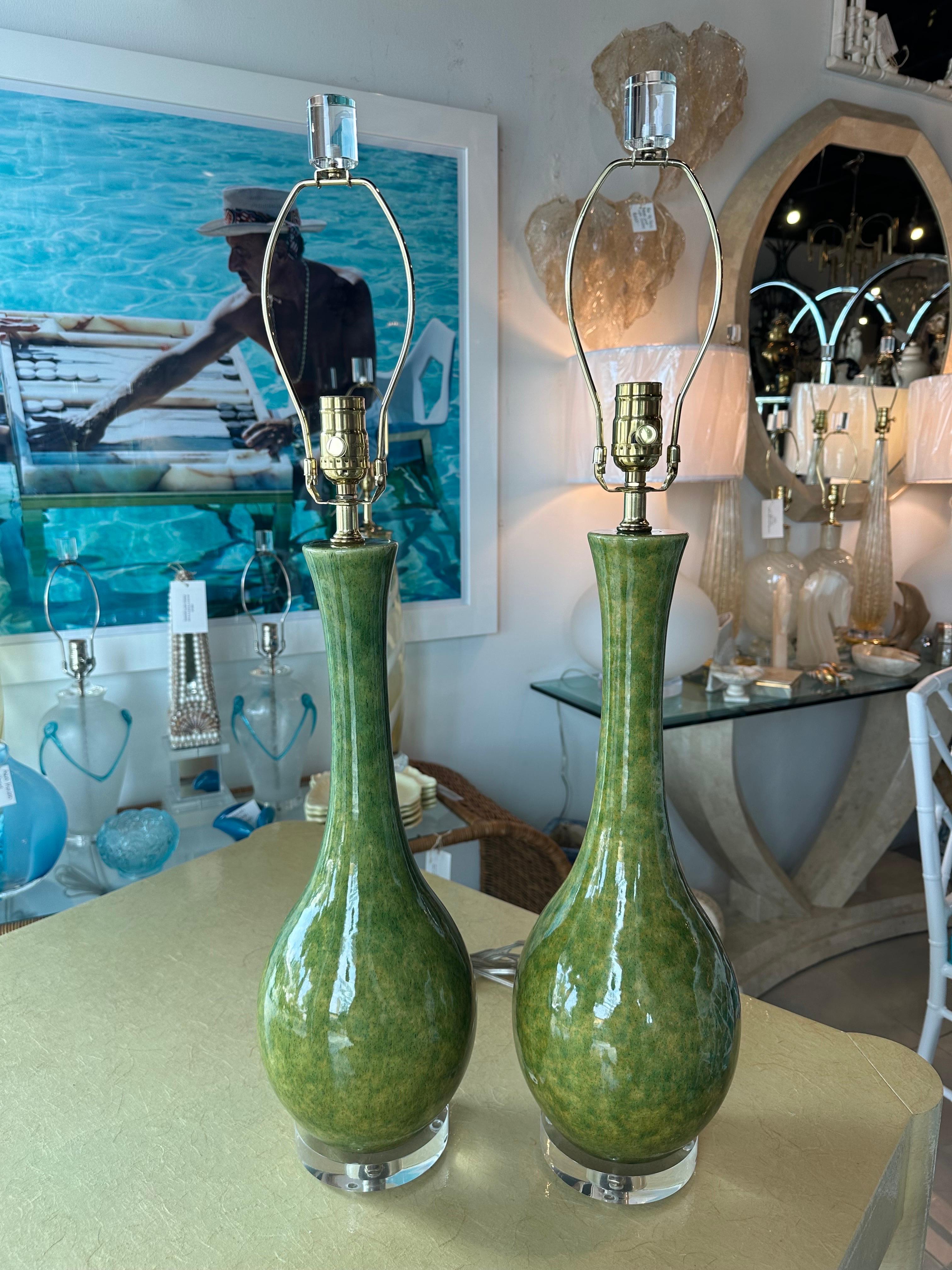 Vintage Pair Mid-Century Modern Ceramic Glazed Green Table Lamps Newly Wired In Good Condition For Sale In West Palm Beach, FL