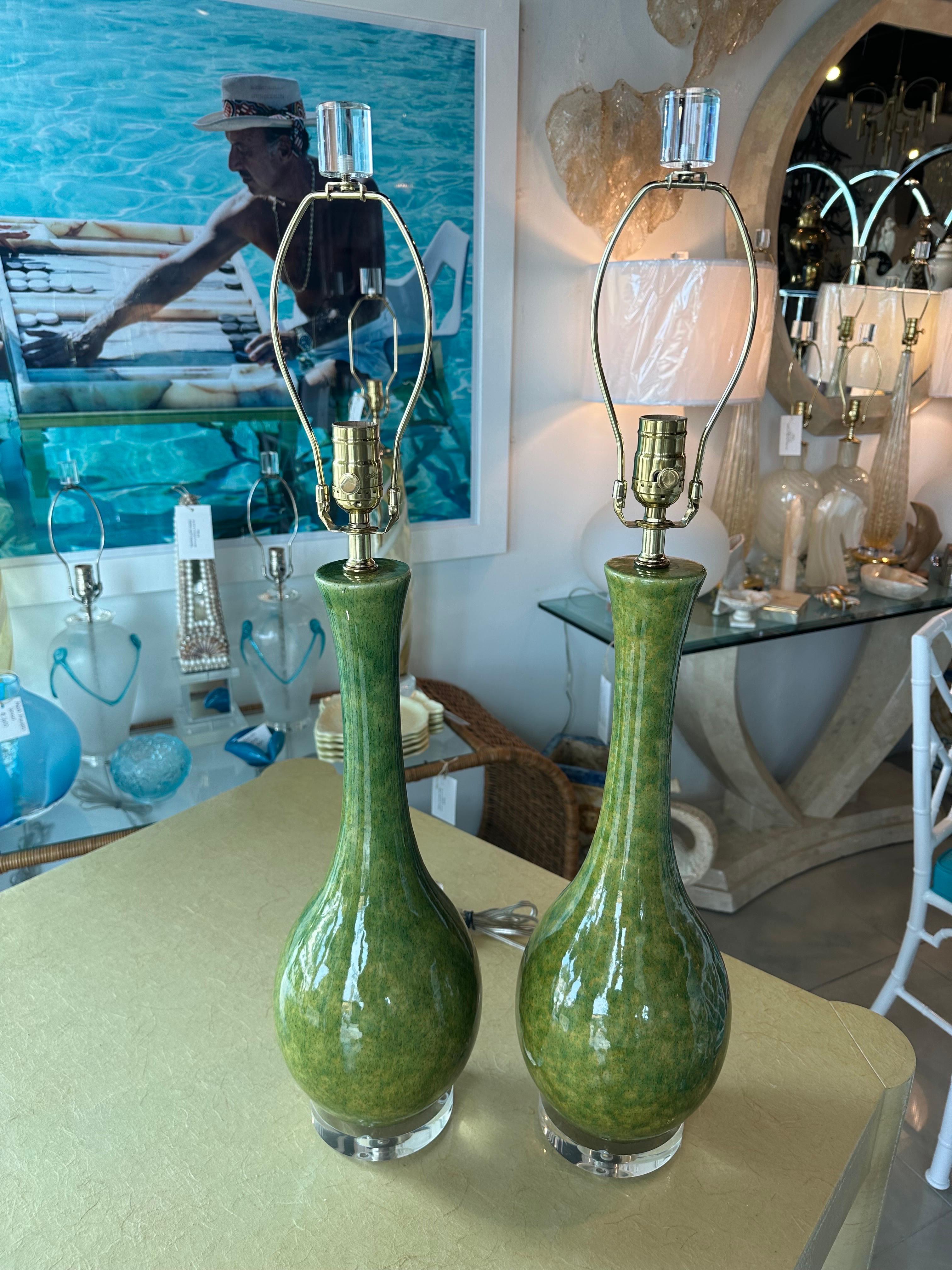 Milieu du XXe siècle Paire de lampes de bureau vintage en céramique émaillée verte, mi-siècle moderne, nouvellement câblées en vente