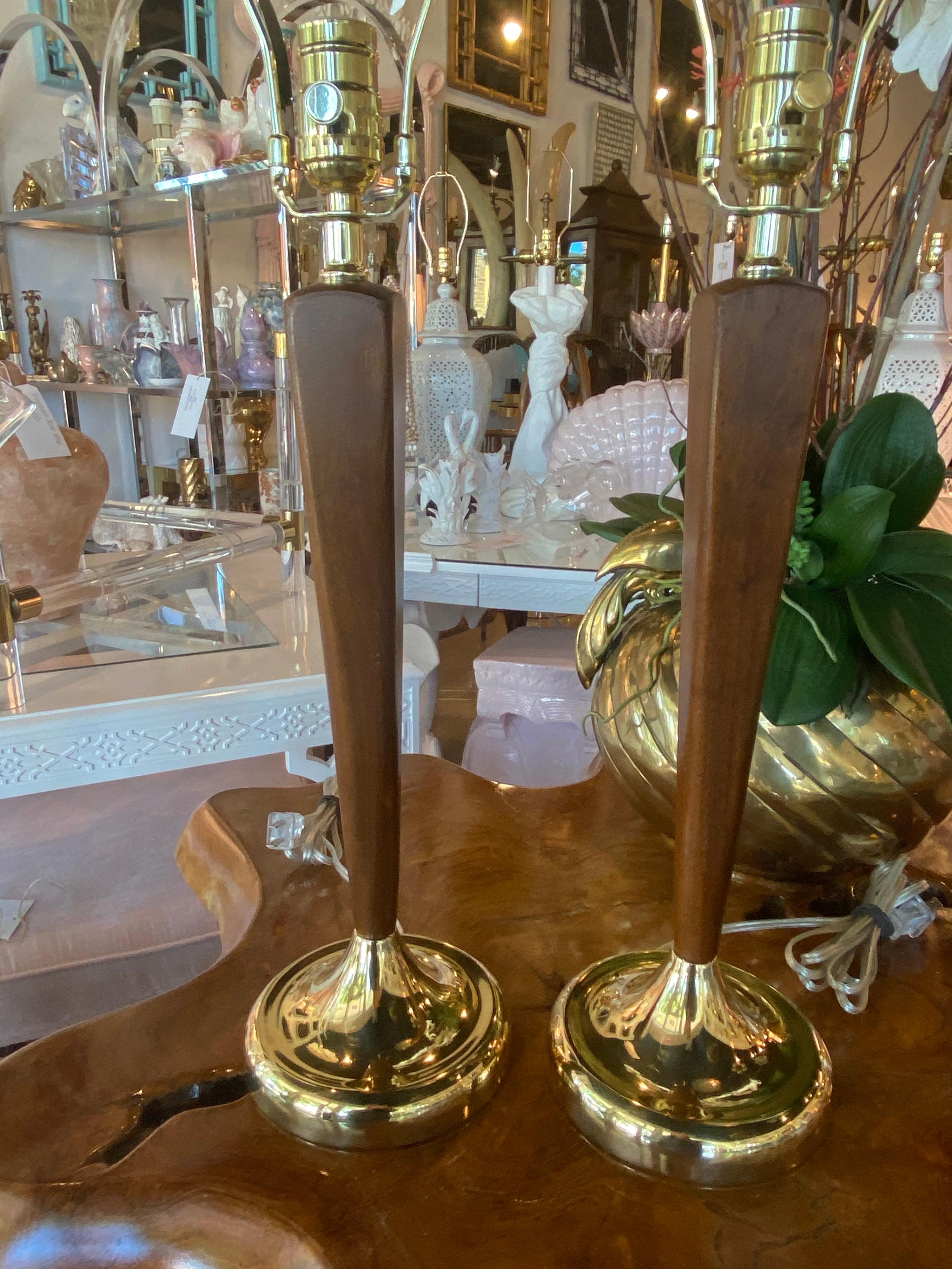 Paire de lampes de bureau danoises vintage en bois et laiton de style mi-siècle moderne, restaurées en vente 6