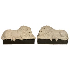 Coppia di statuine vintage in ceramica raffiguranti leoni, in stile Mid-Century Modern, nei colori bianco e nero