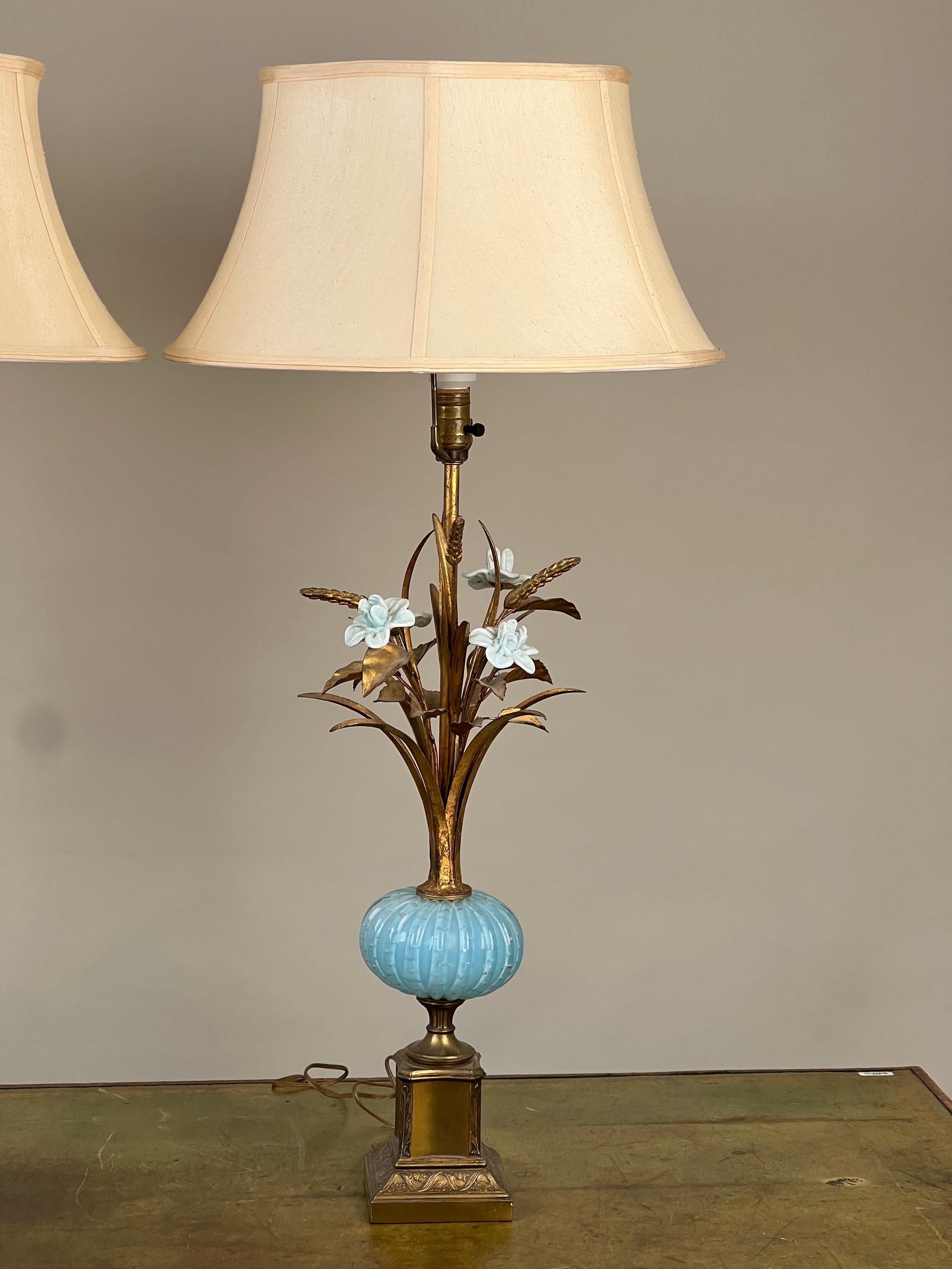 Inconnu Paire de lampes en verre d'art vénitien de style Murano du milieu du siècle dernier en vente