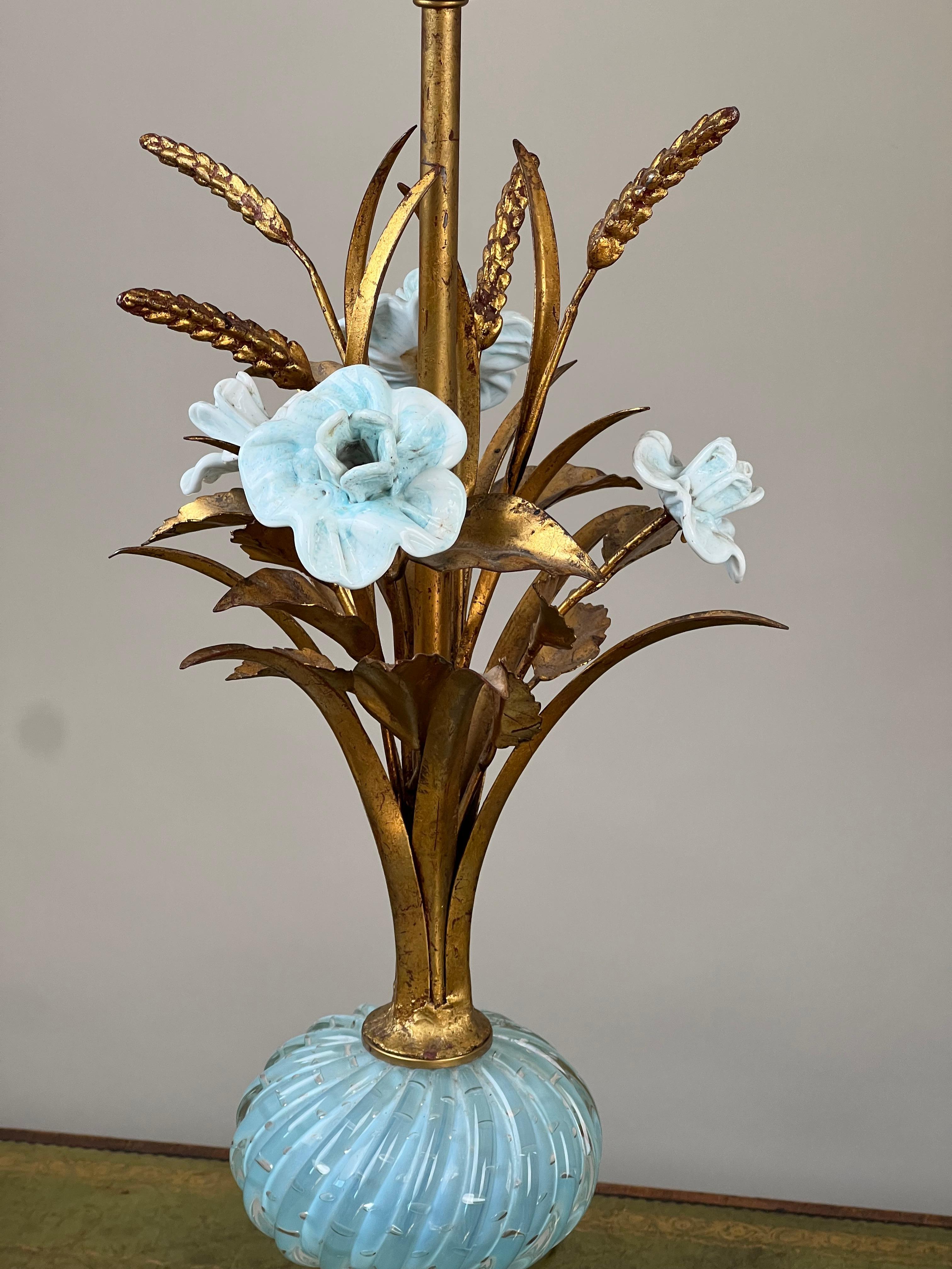 Doré Paire de lampes en verre d'art vénitien de style Murano du milieu du siècle dernier en vente