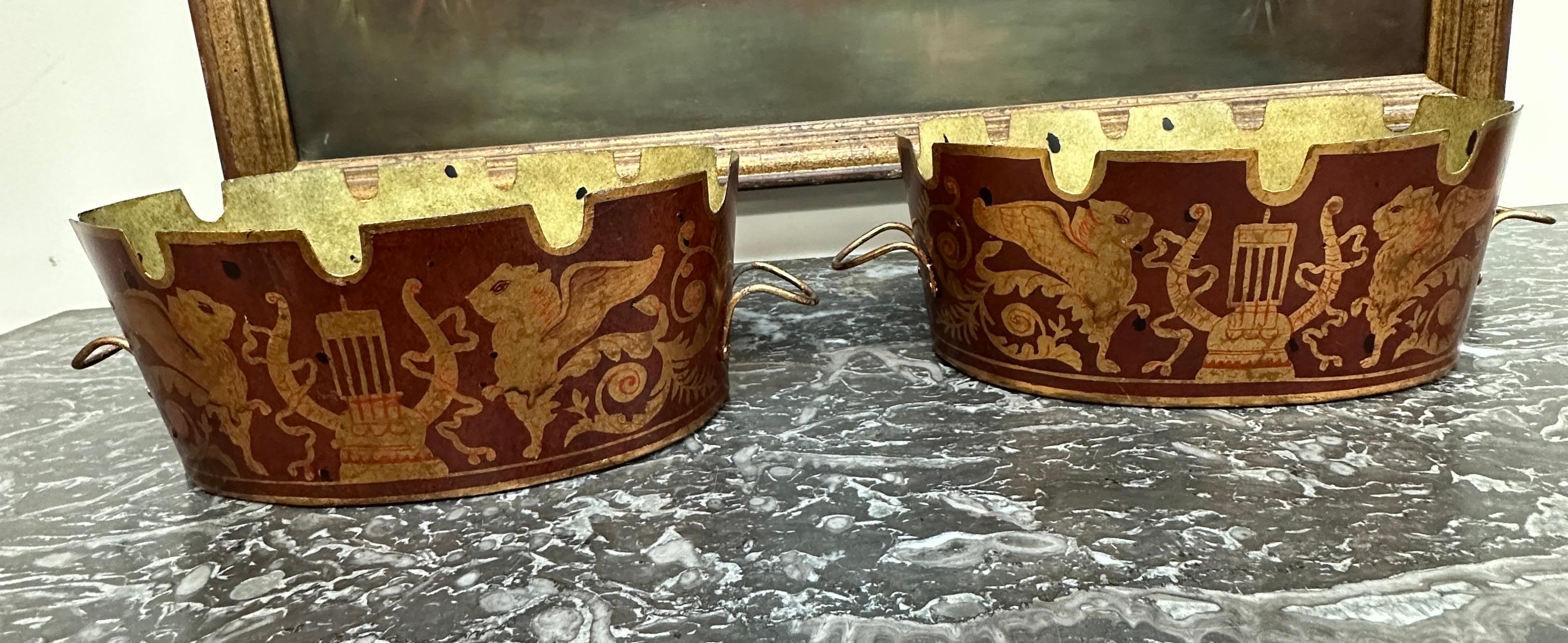 Paire de Toleware Monteith
Cache pot peint à la main
Planteur en vente 6