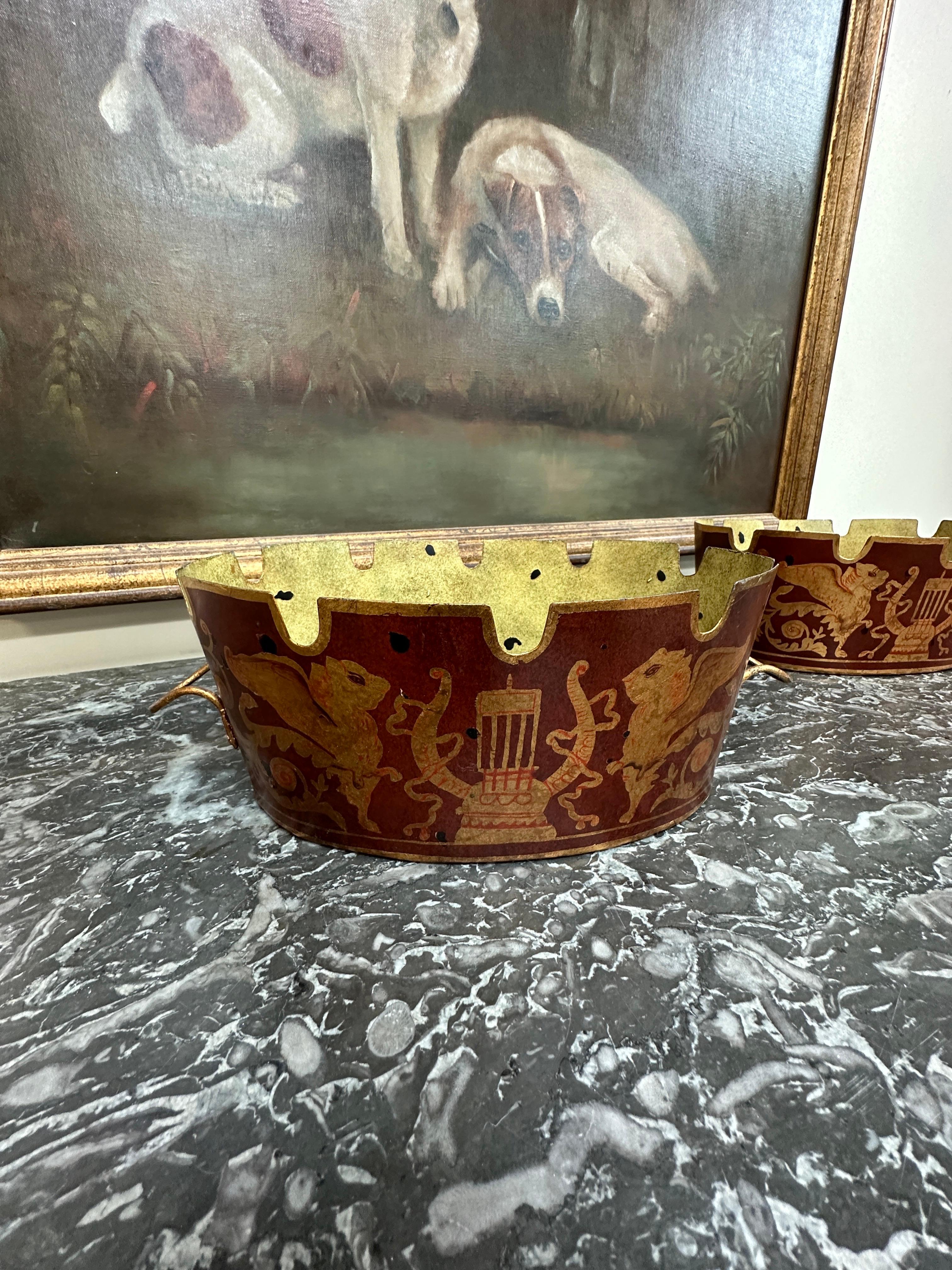 Paire de Toleware Monteith
Cache pot peint à la main
Planteur en vente 7