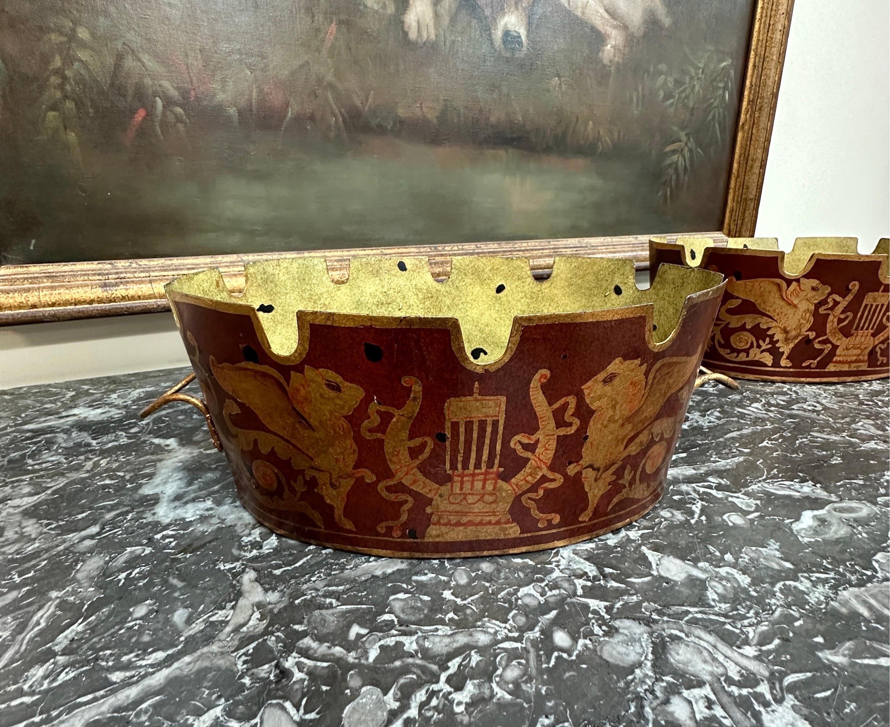 Paire de Toleware Monteith
Cache pot peint à la main
Planteur Bon état - En vente à Atlanta, GA