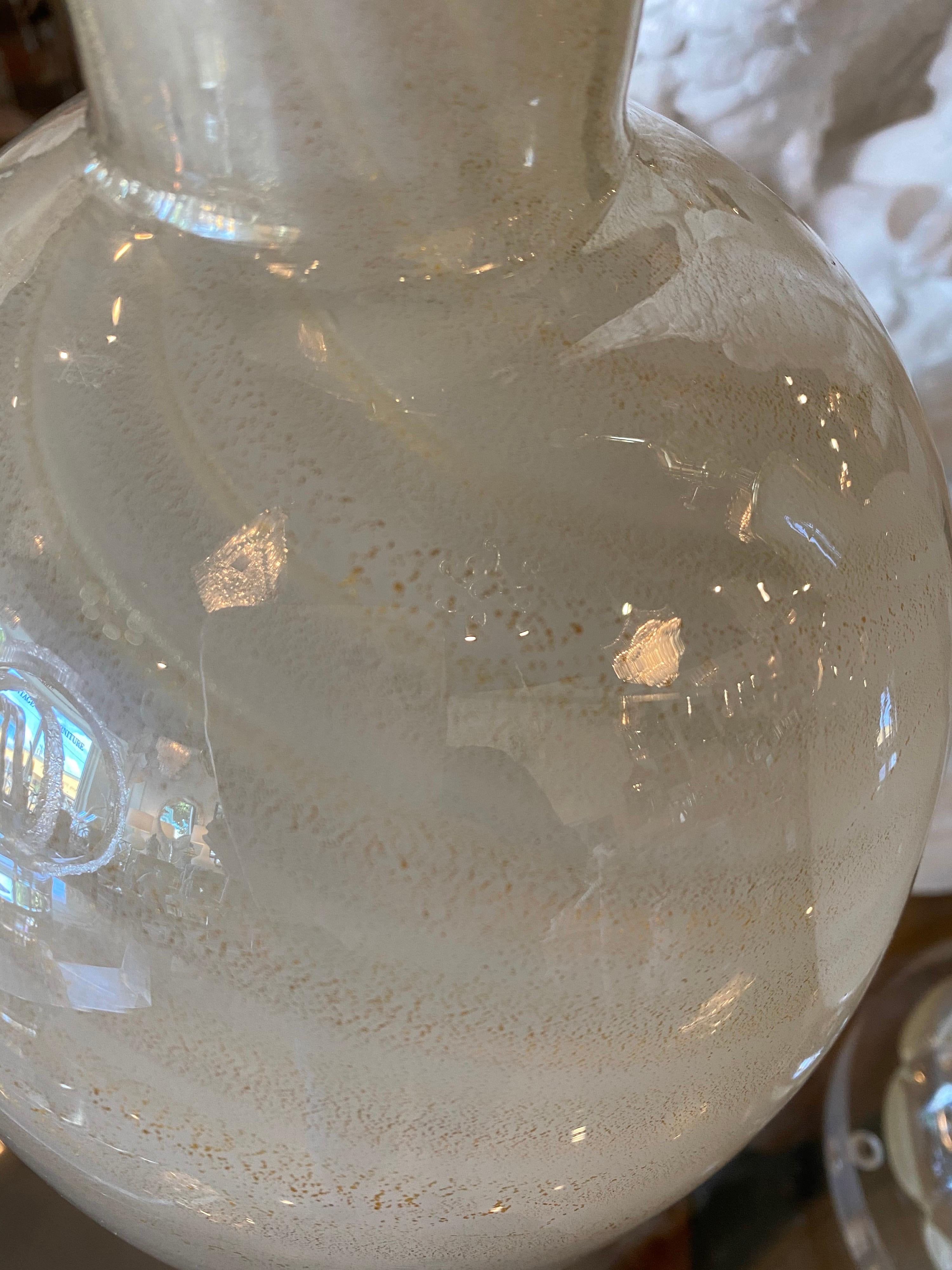 Superbe paire de lampes vintage en verre de Murano. Opaline blanche avec des tourbillons d'éclats d'or à l'intérieur du verre. Si élégant. Ceux-ci ont été nouvellement câblés, tout le nouveau matériel en laiton avec des prises à 3 voies. Nous avons