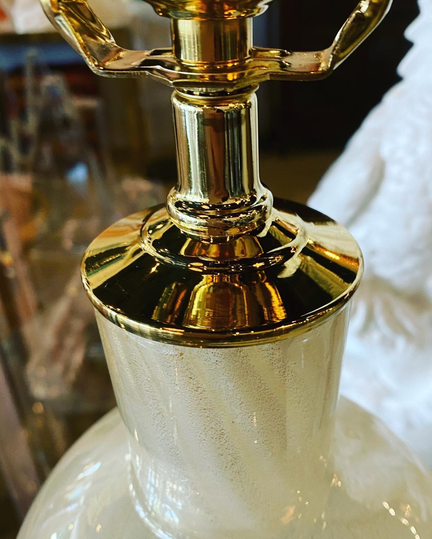 italien Paire de lampes de bureau vintage en verre de Murano, opaline blanche et or, scintillantes de tourbillon, restaurées en vente