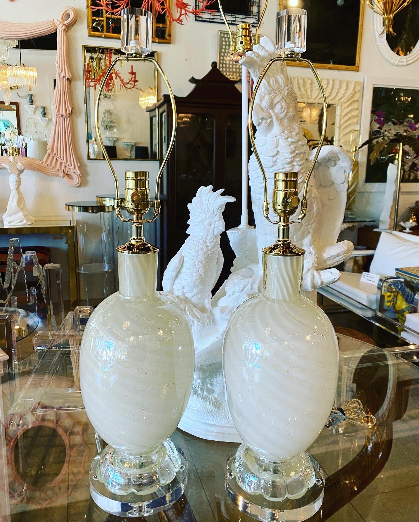 Laiton Paire de lampes de bureau vintage en verre de Murano, opaline blanche et or, scintillantes de tourbillon, restaurées en vente