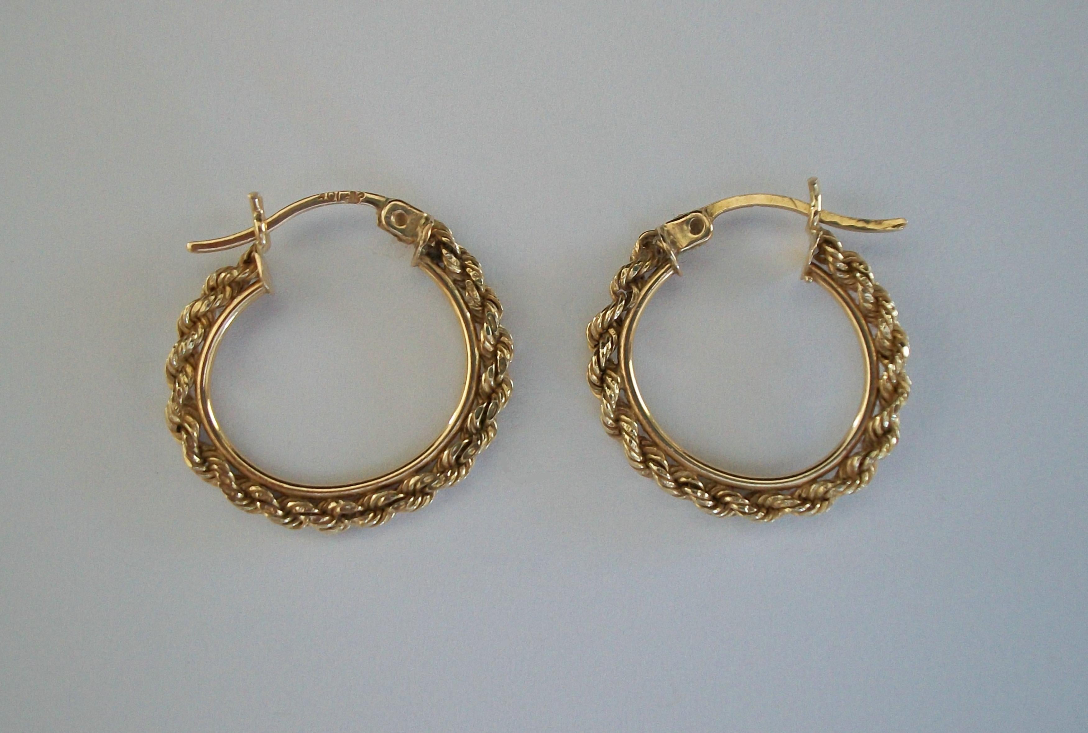 Par de pendientes de aro con cadena de cuerda de oro amarillo de 10 quilates - EE.UU. - Años 80 aproximadamente en venta 5