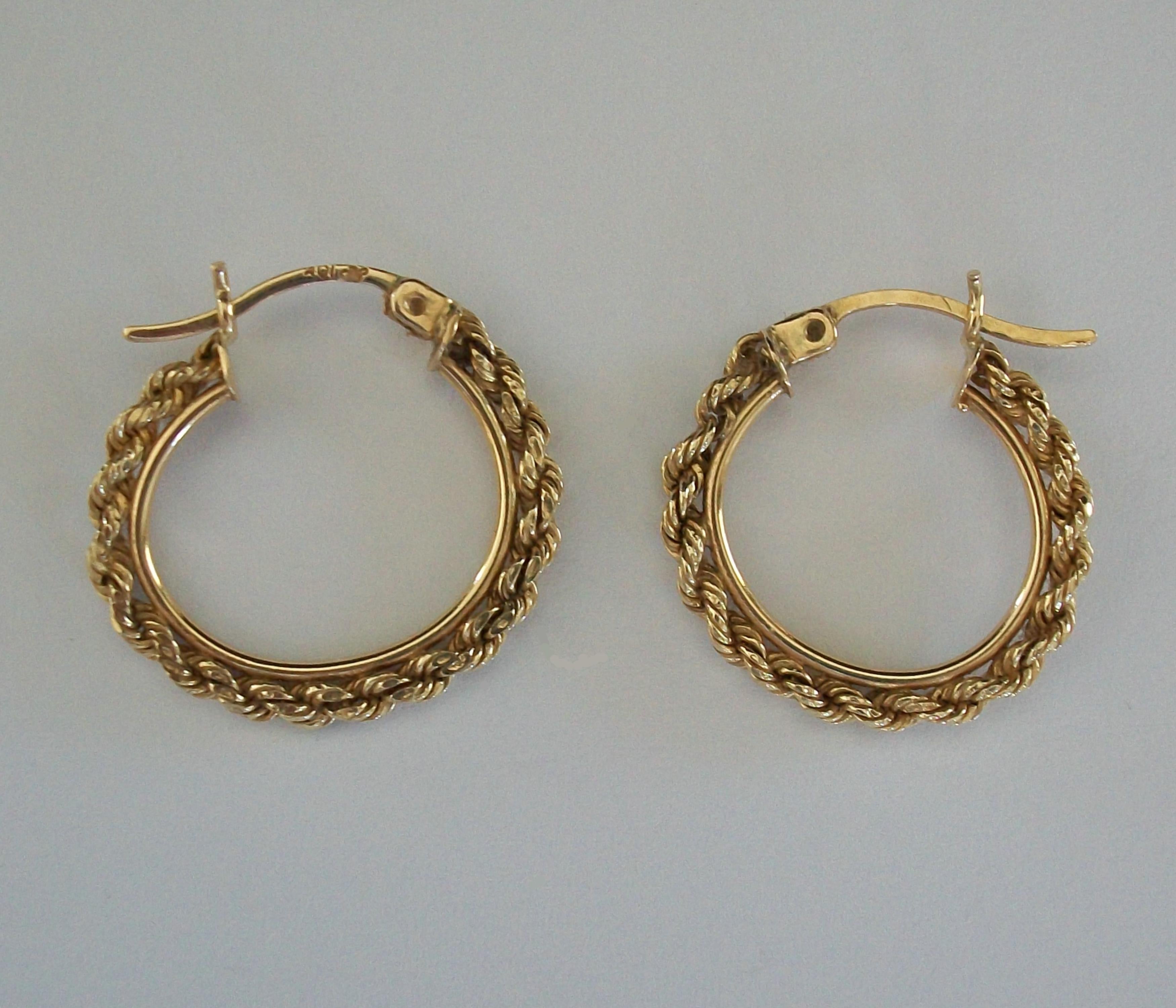 Par de pendientes de aro con cadena de cuerda de oro amarillo de 10 quilates - EE.UU. - Años 80 aproximadamente en venta 6