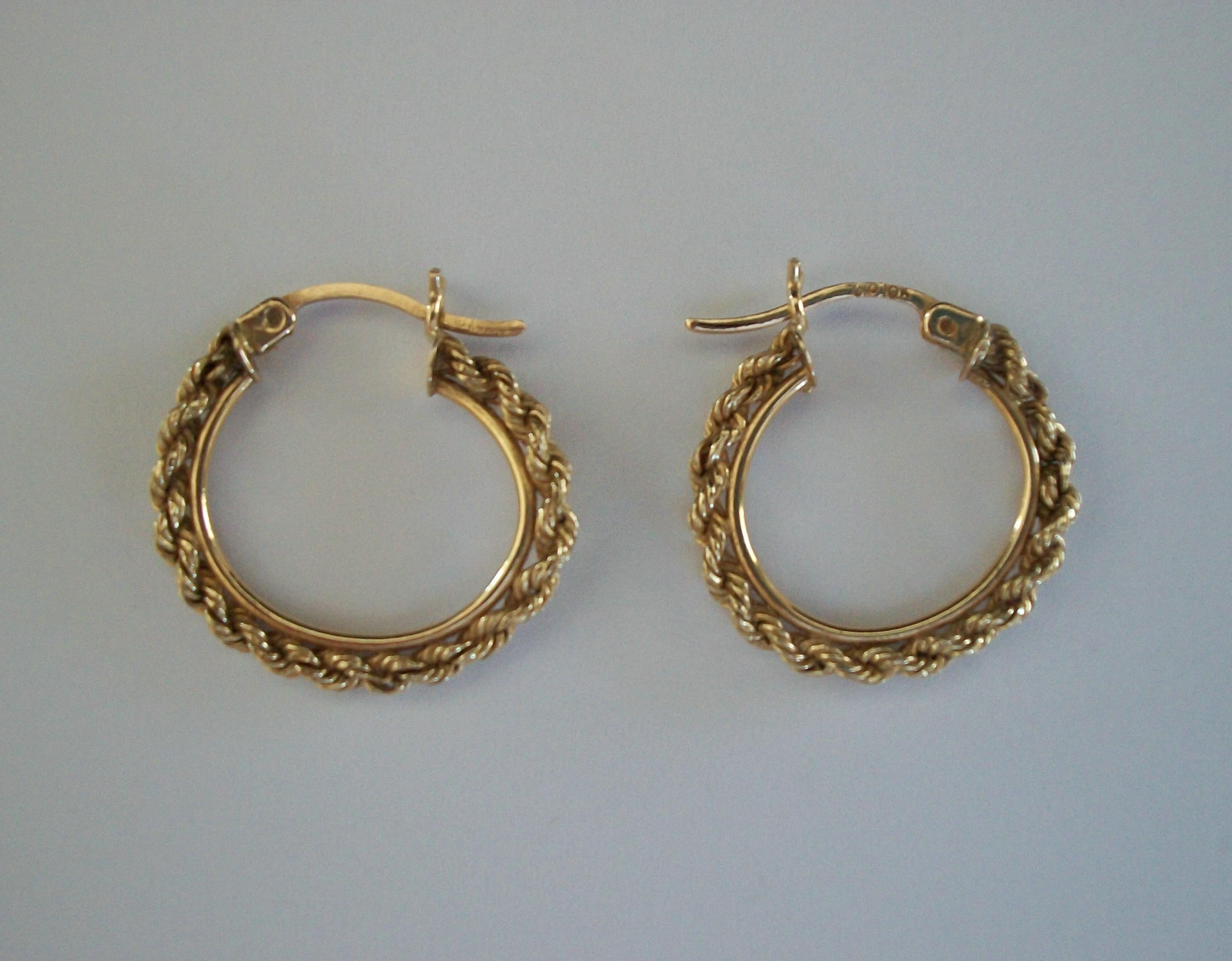 Par de pendientes de aro con cadena de cuerda de oro amarillo de 10 quilates - EE.UU. - Años 80 aproximadamente en venta 7