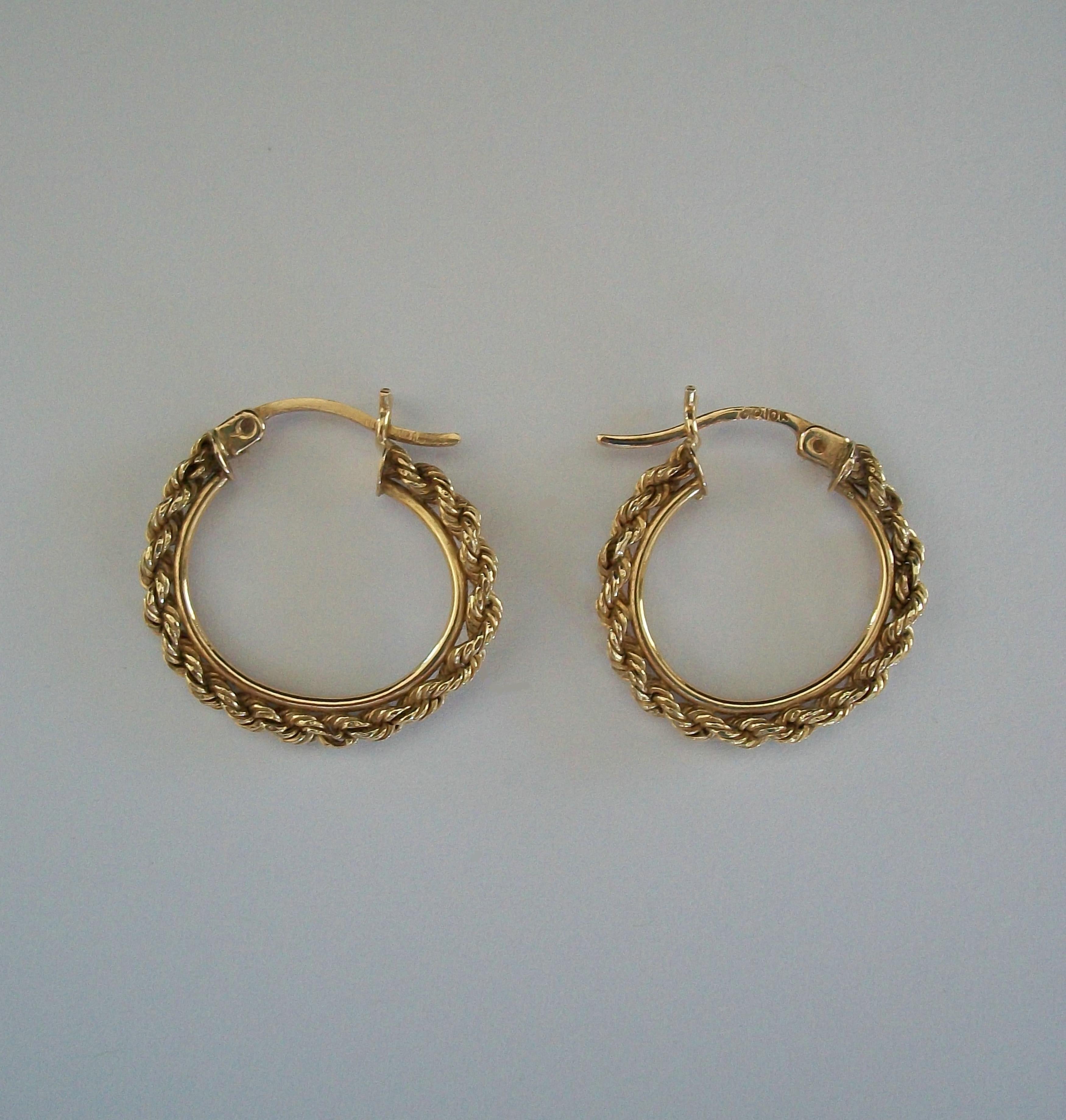 Par de pendientes de aro con cadena de cuerda de oro amarillo de 10 quilates - EE.UU. - Años 80 aproximadamente en venta 8